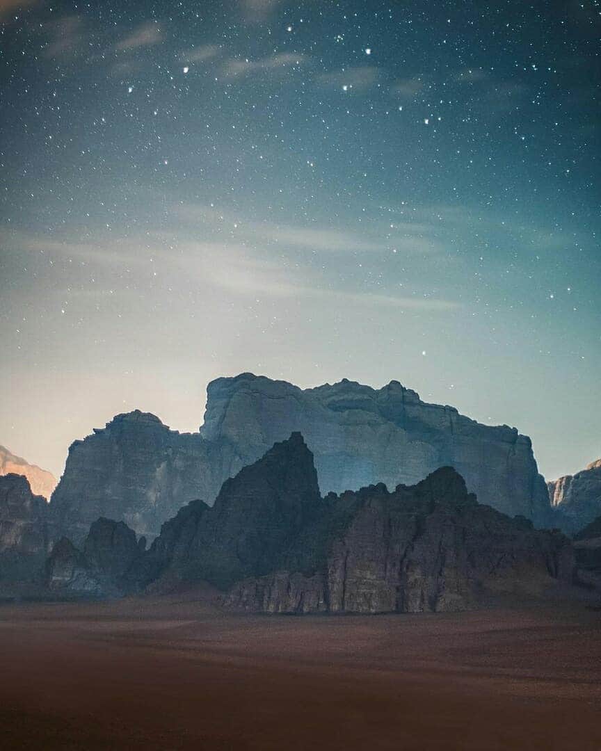 Discover Earthさんのインスタグラム写真 - (Discover EarthInstagram)「Wadi Rum is a beautiful protected desert wilderness in southern Jordan that is also known as “The Valley of the Moon" since it has been depicted many times as Mars in a Holywood movies ! ☄️🇯🇴 Who would you want to go discover this place with ? Tag them ! — 📍#DiscoverJordan — 📸  Photos by @emmett_sparling」6月21日 5時13分 - discoverearth