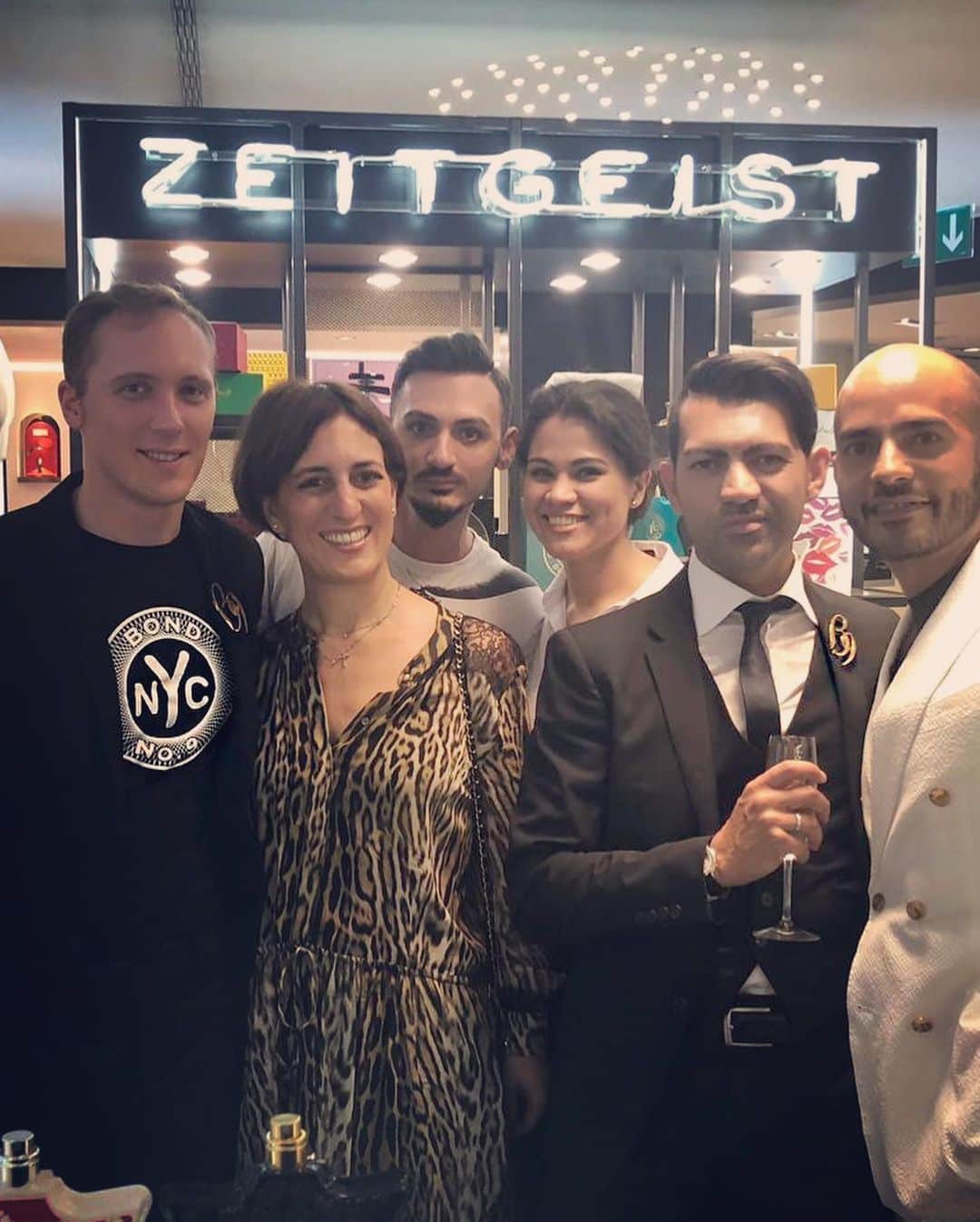 ボンド・ナンバーナインさんのインスタグラム写真 - (ボンド・ナンバーナインInstagram)「The best Bond No. 9 team in Milan! @atelier_zeitgeist_milano  @giuseloc @kappa.esse @ricky_pusci @psychotronxx @safyalvamakeupartist @venturinipatrizia  #bondno9 #bondno9ny #newyork #newyorkcity #nyc #milan #italy #zeitgeist #zeitgeistmilano #fragrance #perfume #love」6月21日 5時12分 - bondno9ny