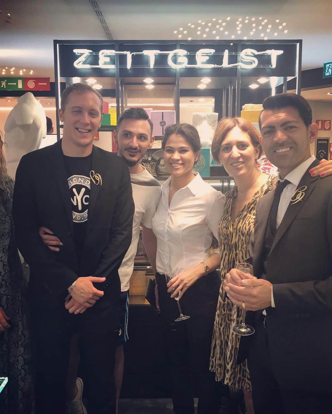 ボンド・ナンバーナインさんのインスタグラム写真 - (ボンド・ナンバーナインInstagram)「The best Bond No. 9 team in Milan! @atelier_zeitgeist_milano  @giuseloc @kappa.esse @ricky_pusci @psychotronxx @safyalvamakeupartist @venturinipatrizia  #bondno9 #bondno9ny #newyork #newyorkcity #nyc #milan #italy #zeitgeist #zeitgeistmilano #fragrance #perfume #love」6月21日 5時12分 - bondno9ny