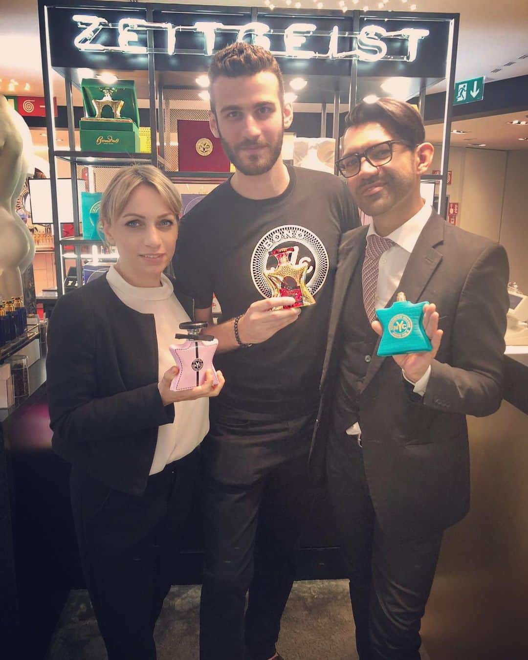 のインスタグラム：「The best Bond No. 9 team in Milan! @atelier_zeitgeist_milano  @giuseloc @kappa.esse @ricky_pusci @psychotronxx @safyalvamakeupartist @venturinipatrizia  #bondno9 #bondno9ny #newyork #newyorkcity #nyc #milan #italy #zeitgeist #zeitgeistmilano #fragrance #perfume #love」