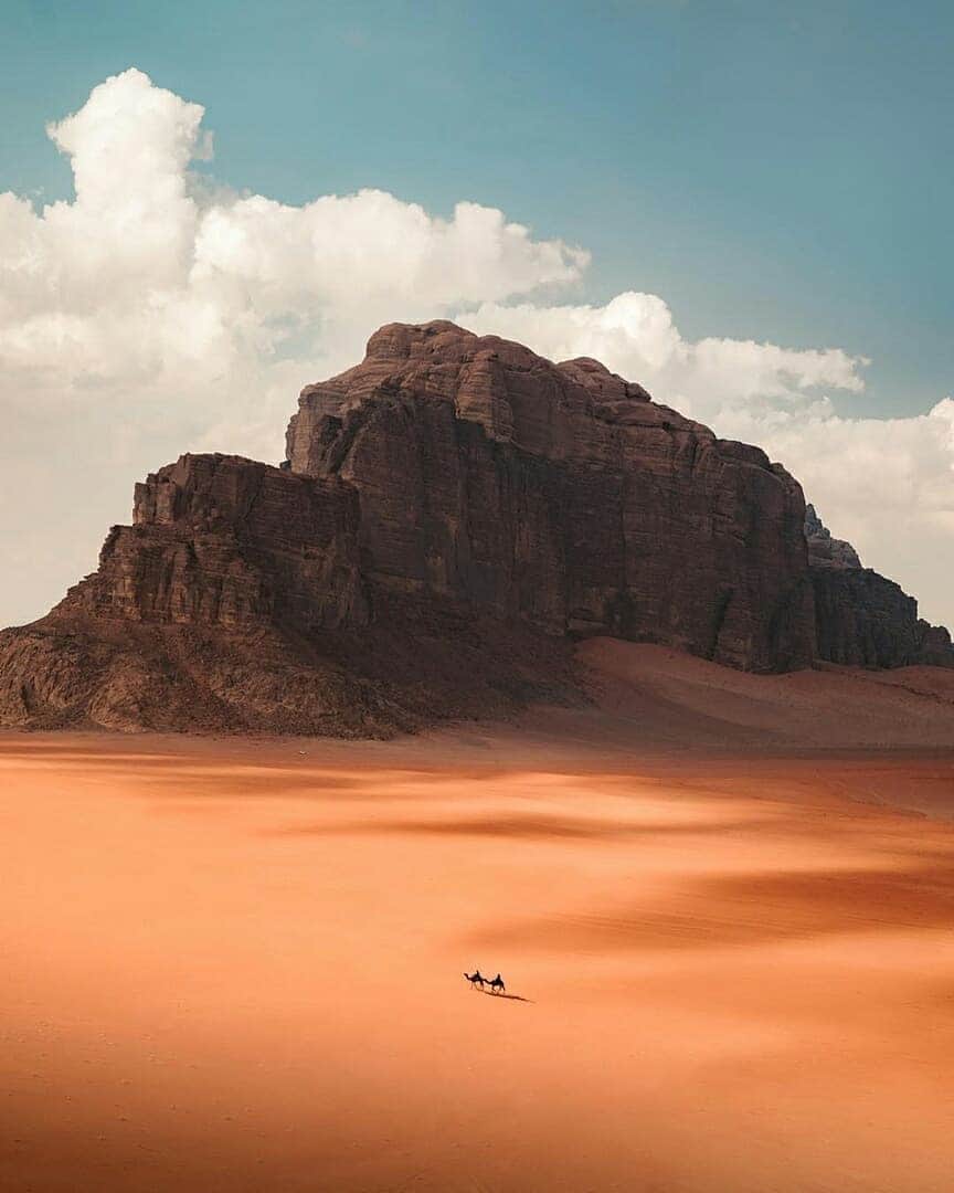 Discover Earthさんのインスタグラム写真 - (Discover EarthInstagram)「Wadi Rum is a beautiful protected desert wilderness in southern Jordan that is also known as “The Valley of the Moon" since it has been depicted many times as Mars in a Holywood movies ! ☄️🇯🇴 Who would you want to go discover this place with ? Tag them ! — 📍#DiscoverJordan — 📸  Photos by @emmett_sparling」6月21日 5時13分 - discoverearth