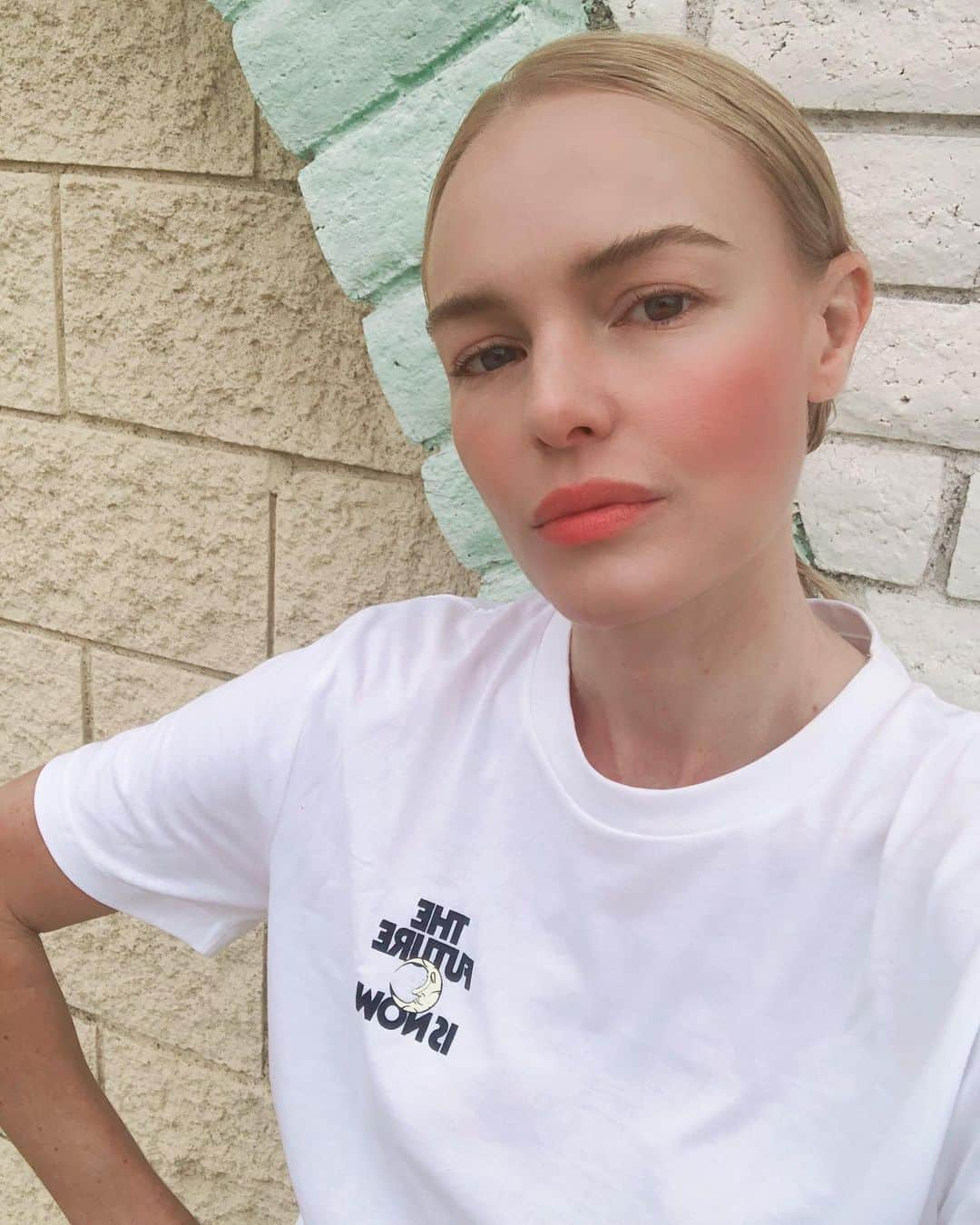 ケイト・ボスワースさんのインスタグラム写真 - (ケイト・ボスワースInstagram)「The Future is Now 🌙  T by @alexachung @poppydelevingne for @savethechildren pls get yours to #stopthewaronchildren 🙏🏼」6月21日 5時14分 - katebosworth