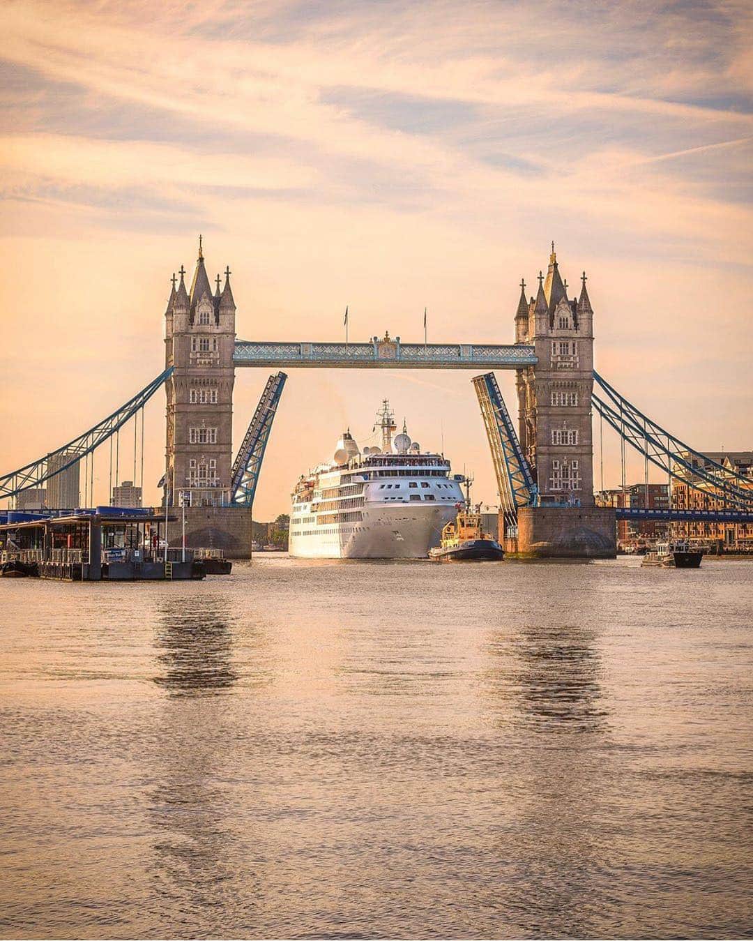 @LONDON | TAG #THISISLONDONさんのインスタグラム写真 - (@LONDON | TAG #THISISLONDONInstagram)「Stunning shot by @jetaime.07 capturing #SilverWind as she passes under the #TowerBridge... what a sight! 😱😱 // #thisislondon 🛳💨」6月21日 5時17分 - london