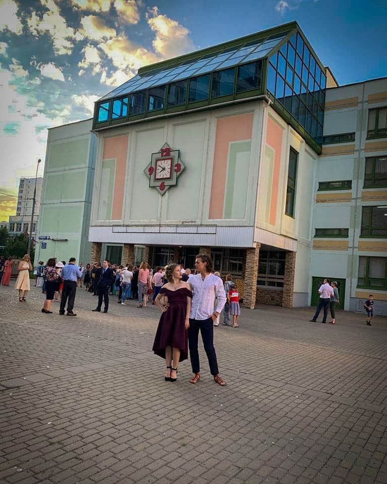 パヴェル・ドローストのインスタグラム：「Подрос мой 🐥🎓 Поздравляю тебя моя @dasha_drozd123 . . . #prom2019 #school #sister #proudbrother #proud #moscow #russia」
