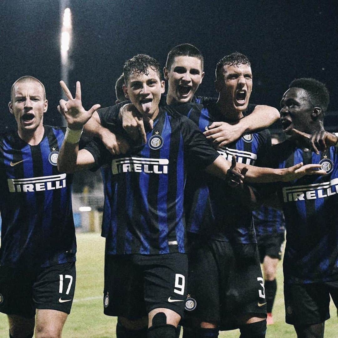 インテルナツィオナーレ・ミラノさんのインスタグラム写真 - (インテルナツィオナーレ・ミラノInstagram)「THE UNDER-17S ARE CHAMPIONS OF ITALY! 🏆🇮🇹👏🏼 The Nerazzurri beat Roma 3-1 thanks to an @espositosebastiano hat-trick! #InterYouth #Inter #ForzaInter #Win #Celebration #Champions #Italy #Under17」6月21日 5時30分 - inter