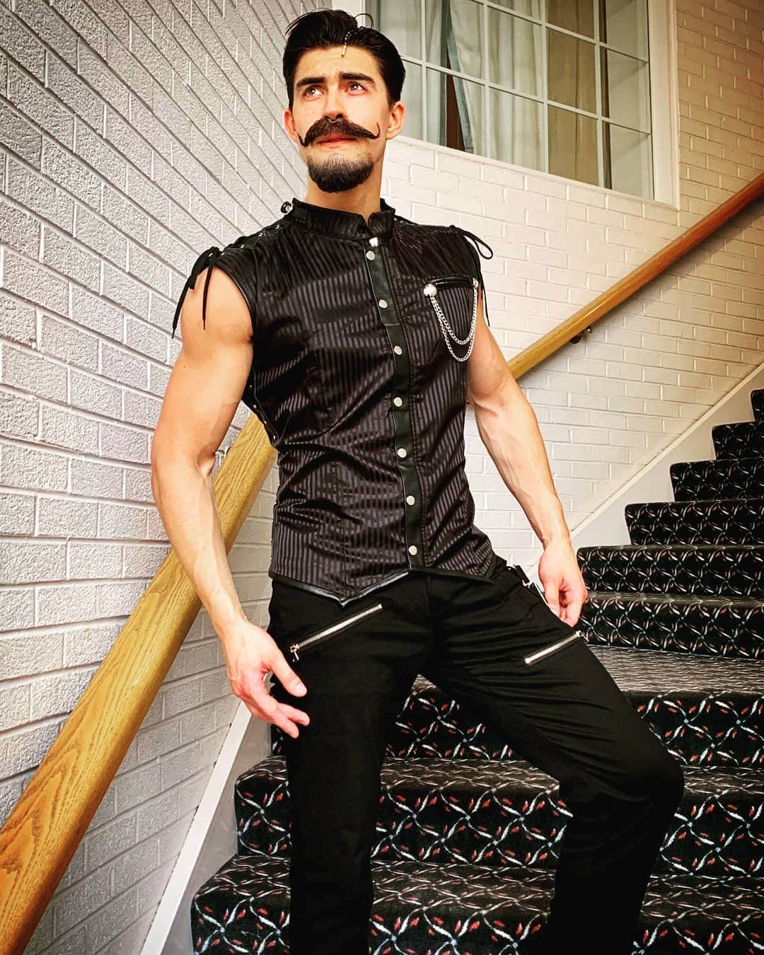 アレックス・ブノワのインスタグラム：「Shameless second post of my Escapologist Costume! Ft. Stupid pose. #MatildaDL 📷 @andrew_macn」