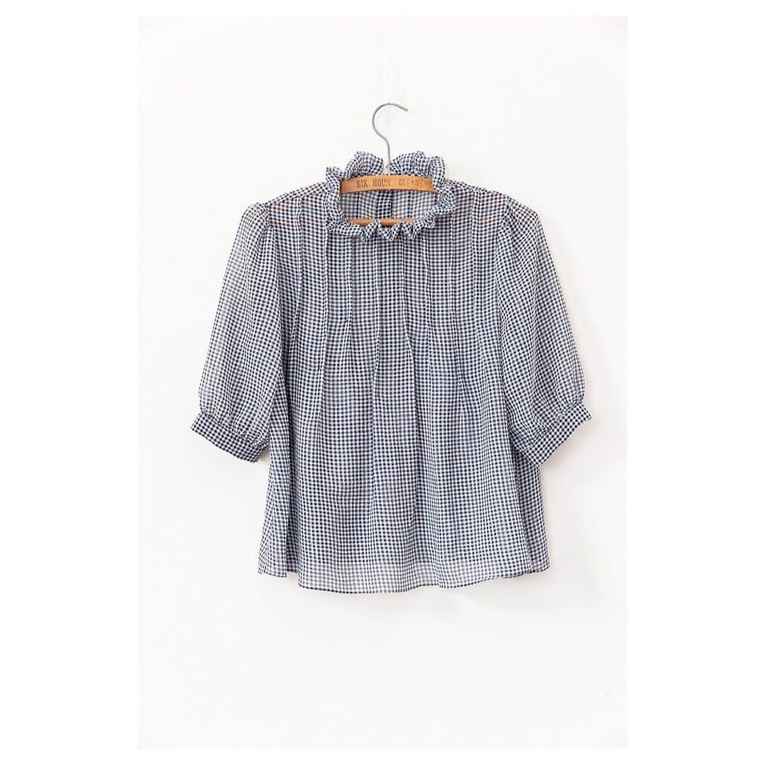 キャベジズ&ローゼズのインスタグラム：「Frilled to bits 😍 The perfect summer shirt is here. Emeline is lightweight, handsome and full of gorgeous detailing. Made from diaphanous gingham, beautifully smart and easily dressed up or down. Wear anywhere and everywhere #newnew #newness #ginghamshirt #checks #frills #frillblouse #summerblouse #madeinlondon #cabbagesandroses #cabbagesandrosesfashion @christina_strutt @cabbagesandroses_shop 👆Link In Bio👆」