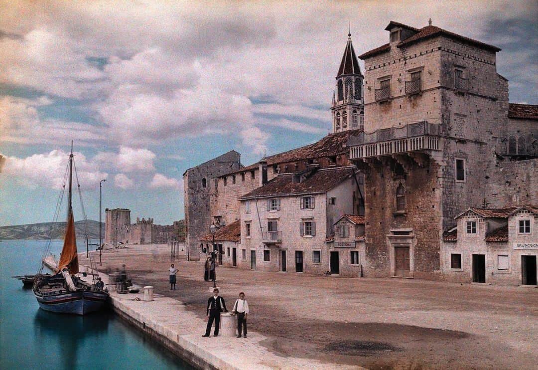 National Geographic Creativeさんのインスタグラム写真 - (National Geographic CreativeInstagram)「Autochrome by Hans Hildenbrand | The small town of Trogir, Yugoslavia was built upon an inlet between a smaller island Čiovo and the Croatian mainland. This image was published in the January 1928 magazine. #ThrowBackThursday #Autochrome #Vintage #Architecture」6月21日 5時32分 - natgeointhefield