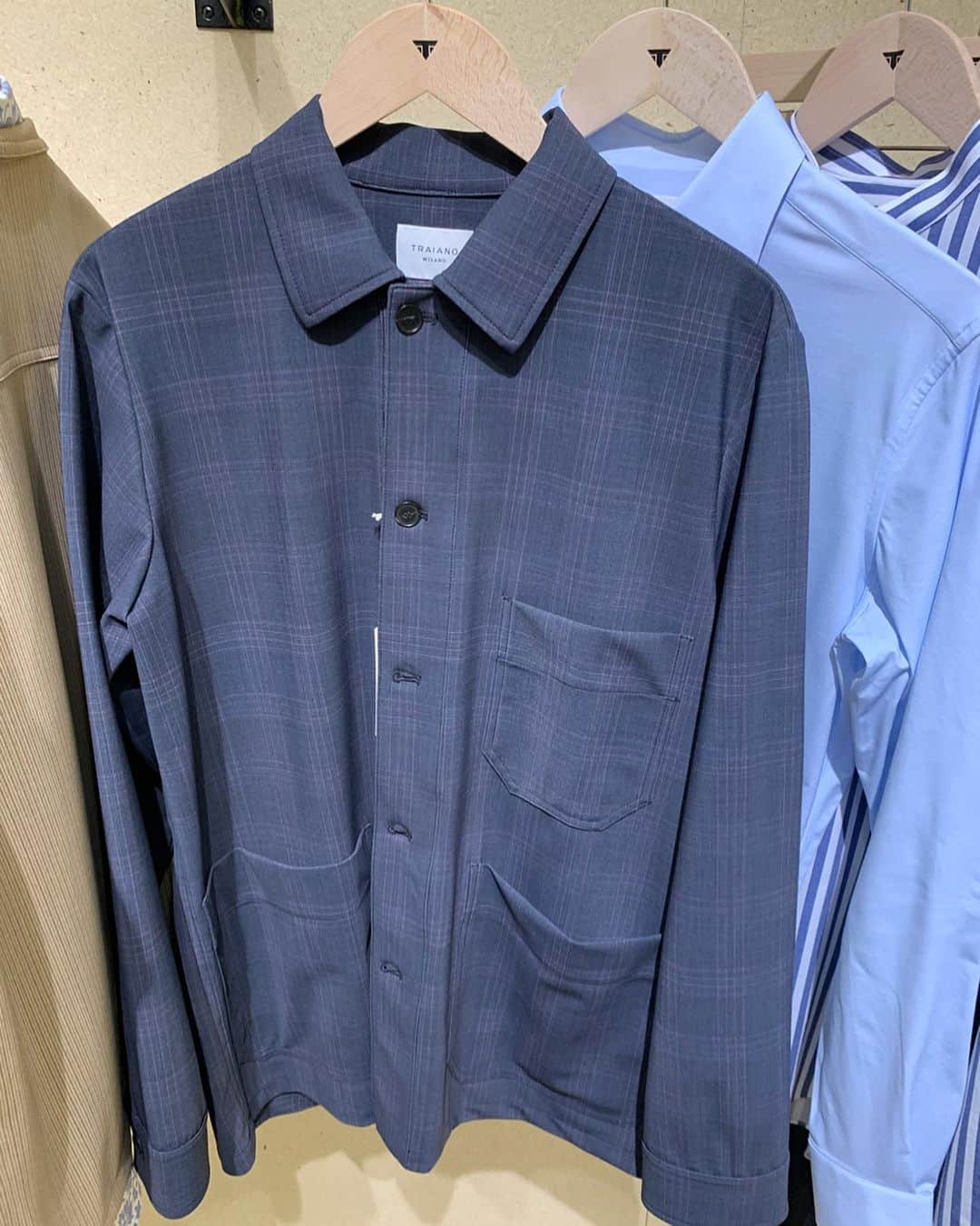 MEN'S EX 男性総合ファッション誌『メンズ・イーエックス』公式アカウントさんのインスタグラム写真 - (MEN'S EX 男性総合ファッション誌『メンズ・イーエックス』公式アカウントInstagram)「@traianomilano  Cool Coach jacket and dress shirt. ✔︎ Super stretch printed pattern ✔︎washable ✔︎ easycare  #traiano  #pittiuomo #pittiuomo96 #pu96 #pittiimagine #thepittispecialclick #pittipeople」6月21日 5時40分 - mens_ex