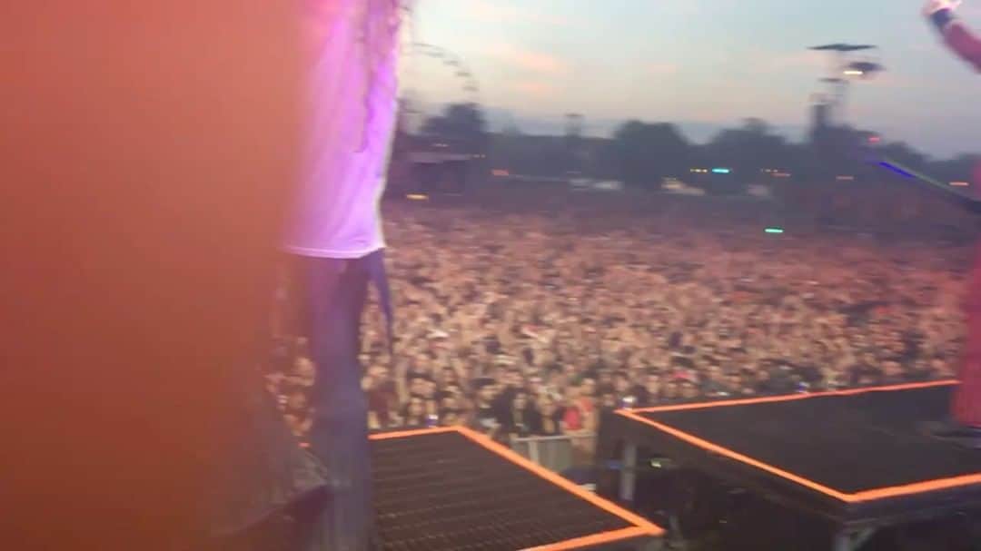 ロブ・ゾンビのインスタグラム：「If you ever wonder what 30,000 French maniacs getting ready to go nuts looks like... wonder no more. @sherimoonzombieofficial caught it all on video tonight! #robzombie #france🇫🇷 #hellfest2019 #sherimoonzombie #thunderkiss #piggyd #johnfive #gingerfish」