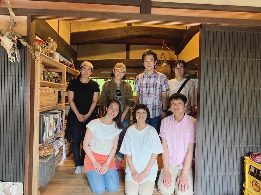 のインスタグラム：「昨日お世話になりました〜！ 自然たっぷりのお洒落な一軒家✨ もう全てがス、テ、キ！！！ 家具は旦那さんが作ってくれるそうで、 そういうのも、凄くいいなぁ〜〜 憧れます。 . 撮影の合間に 金木犀の入った冷たい梅茶を 出してくださり これがとっても美味しくって！！ ほてったからだに染み渡りました。 . あぁ、魅力的だぁ . ミヤビさん 本当にありがとうございました😆🙏🏻✨」
