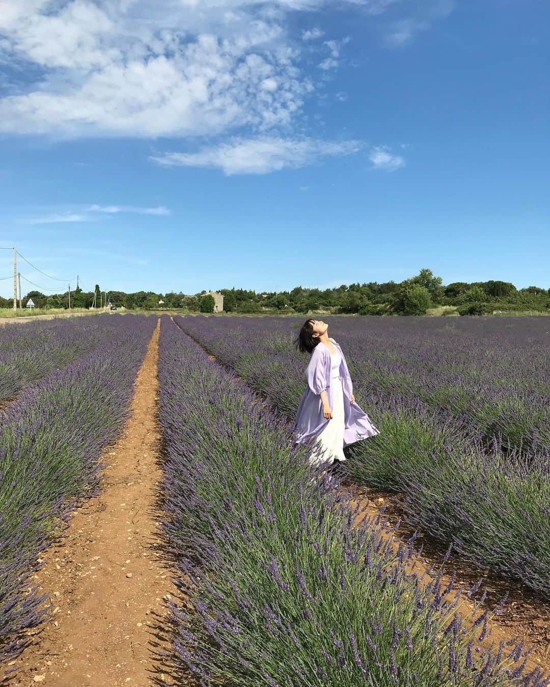 葵わかなさんのインスタグラム写真 - (葵わかなInstagram)「#lavender#Provence  正解は、、、フランス🇫🇷 素敵な景色に素敵な花、周りには素敵な人々がいました。  色んな情熱、夢、物語があって、すごくカッコよかった😳  日本はこの土地からはすごく離れているけど、 同じ様に夢をみて物語を生きる、情熱を持って。  出来たらいいなと思った👍  あと数日。 さみしいなぁ！」6月21日 6時12分 - aoiwakana0630