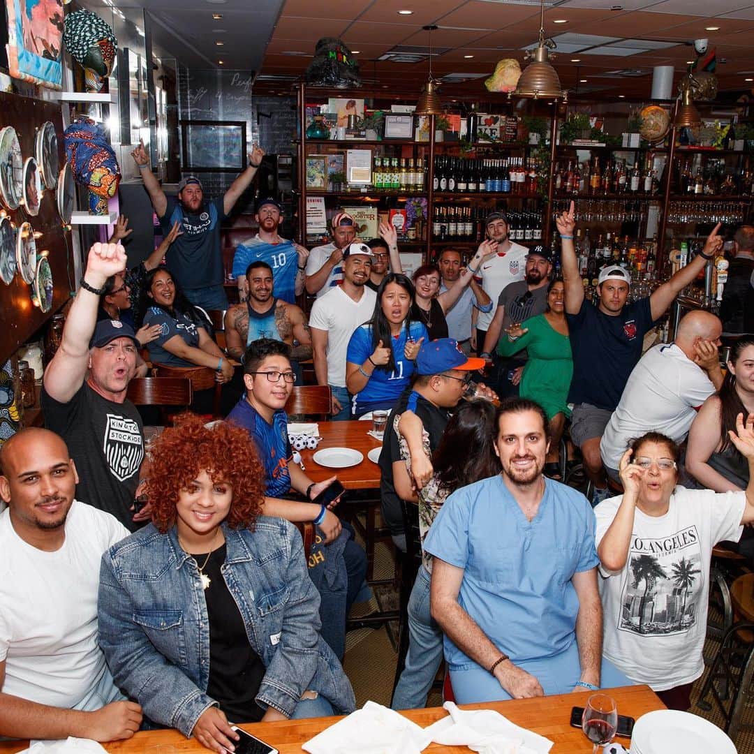 ニューヨーク・シティFCさんのインスタグラム写真 - (ニューヨーク・シティFCInstagram)「Thanks for hosting the #NYCFC fam at @roosterharlem for some #FIFAWWC action today, @marcuscooks! 🗽📺🙌 #ForTheCity」6月21日 6時20分 - nycfc