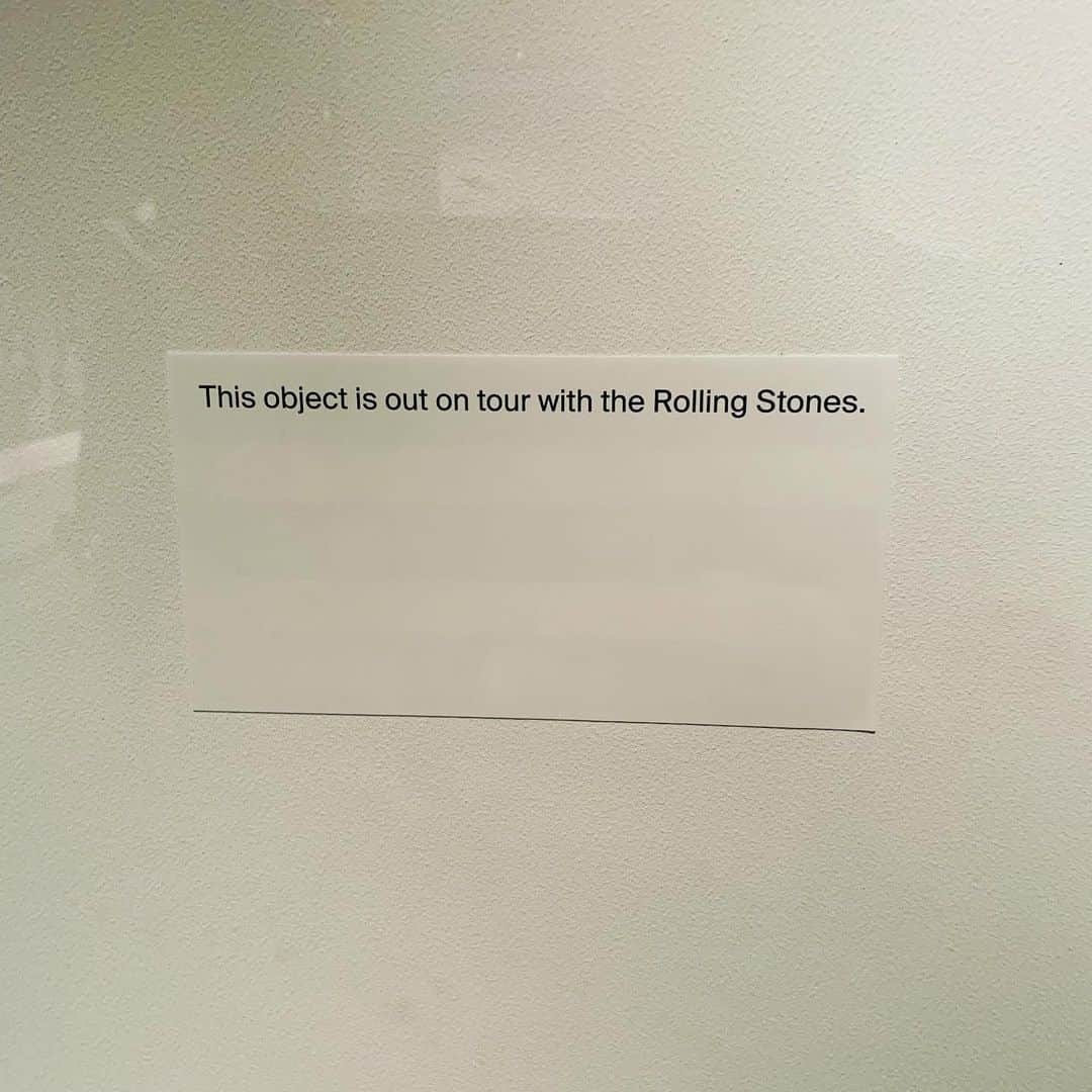 ケヴィン・ベーコンさんのインスタグラム写真 - (ケヴィン・ベーコンInstagram)「The Play it Loud show at the Met was awesome. But there was one empty display case. This is a good reminder that instruments are meant to be played!」6月21日 6時25分 - kevinbacon