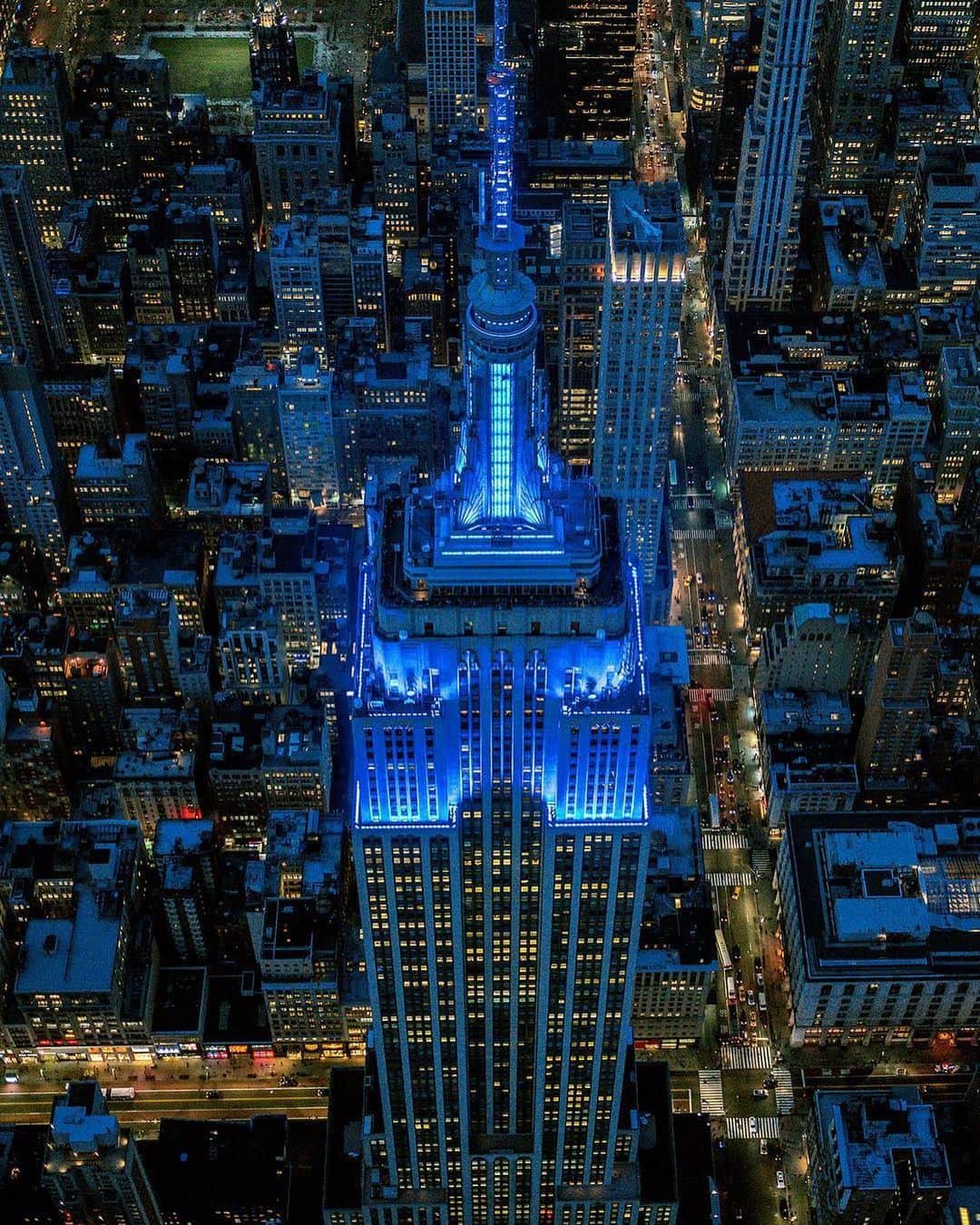 Empire State Buildingさんのインスタグラム写真 - (Empire State BuildingInstagram)「Standing tall #withrefugees by lighting up in blue this evening in honor of @USAforUNHCR & #WorldRefugeeDay! #EmpireStateBuilding 💙 . 📷: @jmeade_photo 🔵 . . . . . . . #explorenewyork #explorenyc #newyorkinstagram #bestplacestogo #instatravel #ourplanetdaily #igersofnyc #seeyourcity #ilove_newyo #newyorkcity #newyork #discovernewyorkcity #nyc #discovernyc #newyorkcitylife  #worldtraveler #what_i_saw_in_nyc #igrecommend #newyorkinsta #visualsoflife #mynycmoment #streetphotography #mood #iamatraveler  #ig_masterpiece #unlimitedny #refugeeswelcome」6月21日 6時40分 - empirestatebldg