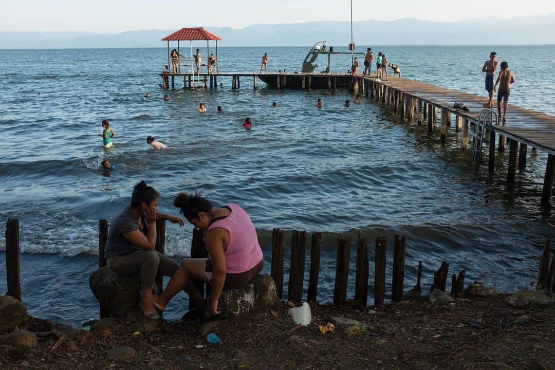 ルモンドさんのインスタグラム写真 - (ルモンドInstagram)「Ça fait deux mois que le lac Izabal a viré au rouge. Que les pêcheurs demandent des comptes : « La mine est responsable de la pollution ! » Deux mois que les autorités se moquent d’eux. Ce 27 mai 2017, les pêcheurs sont venus manifester sans arme ni machette à El Estor, ville du nord-est du Guatemala au bord du lac Izabal. Mais la police antiémeute a été appelée en renfort de la police nationale. Ils sont au moins cinquante, un par pêcheur. Une balle fuse, puis une deuxième. Un pêcheur tombe :  Carlos Maaz, 27 ans, baigne dans son sang, mort. Un autre a pris une balle dans la hanche. Les journalistes de Prensa Comunitaria qui ont écrit sur la mine et couvert le drame du 27 mai ont été attaqués en justice et accusés d’avoir inventé un mort. Pour le deuxième épisode de notre série « Green Blood », avec Forbidden Stories, nous poursuivons leur travail. - 1 : C’est au bord du lac Izabal, un écosystème exceptionnel de 590 km2, que s’est établie la principale mine de nickel d’Amérique centrale, un minerai convoité, utilisé pour la fabrication d’alliages et d’acier inoxydable, vendus dans le monde entier. 2 : Tula Esperanza Alvarez, 70 ans, à son domicile, à El Estor, le 30 mars. Son fils Yuni Genoel Sandoval Alvarez est mort en 2016 lors de l’explosion dans la mine. 3 : Des familles, majoritairement mayas kekchies, au bord du lac Izabal, le 31 mars. 4 : Carlos Ernesto Choc, 36 ans, journaliste de « Prensa Comunitaria », prépare un rendez-vous avec le responsable du bureau spécialisé dans les crimes contre les journalistes. Un vigile monte la garde. - Photos : James Rodriguez (@mimundo_org) #PourLeMonde - #Guatemala #ForbiddenStories」6月21日 6時35分 - lemondefr