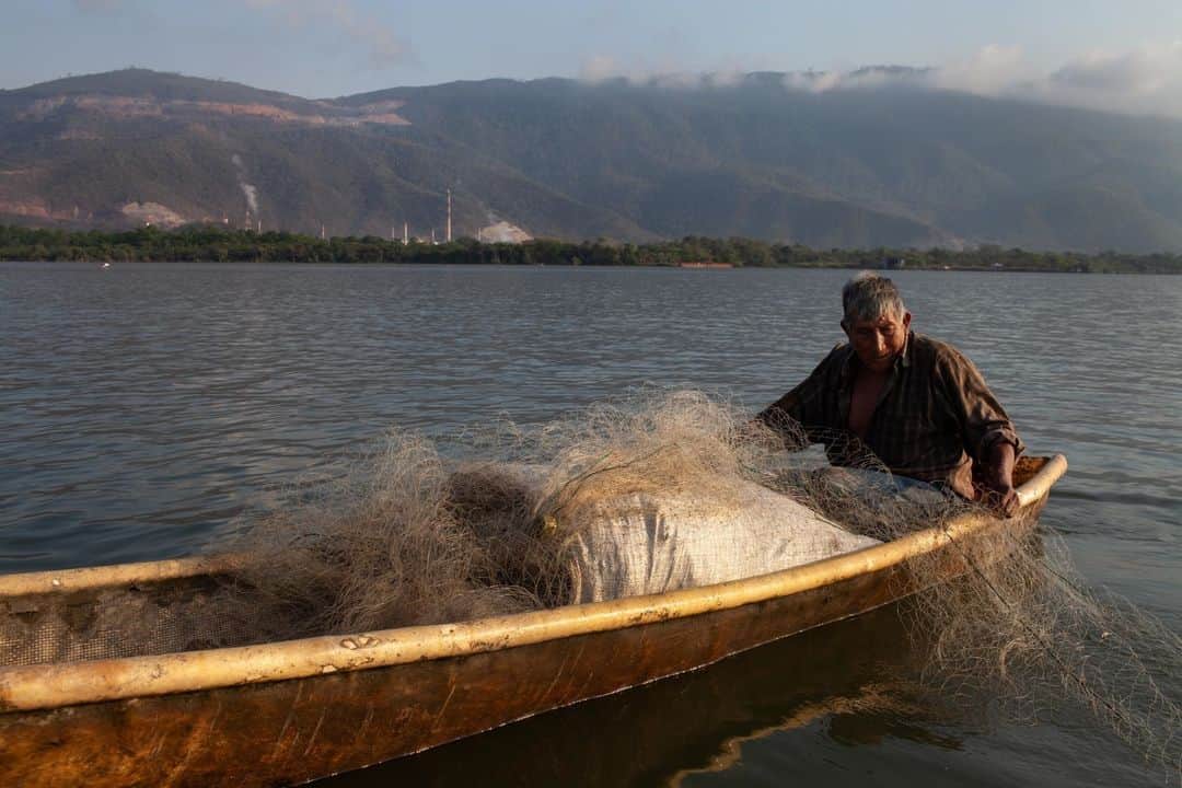 ルモンドさんのインスタグラム写真 - (ルモンドInstagram)「Ça fait deux mois que le lac Izabal a viré au rouge. Que les pêcheurs demandent des comptes : « La mine est responsable de la pollution ! » Deux mois que les autorités se moquent d’eux. Ce 27 mai 2017, les pêcheurs sont venus manifester sans arme ni machette à El Estor, ville du nord-est du Guatemala au bord du lac Izabal. Mais la police antiémeute a été appelée en renfort de la police nationale. Ils sont au moins cinquante, un par pêcheur. Une balle fuse, puis une deuxième. Un pêcheur tombe :  Carlos Maaz, 27 ans, baigne dans son sang, mort. Un autre a pris une balle dans la hanche. Les journalistes de Prensa Comunitaria qui ont écrit sur la mine et couvert le drame du 27 mai ont été attaqués en justice et accusés d’avoir inventé un mort. Pour le deuxième épisode de notre série « Green Blood », avec Forbidden Stories, nous poursuivons leur travail. - 1 : C’est au bord du lac Izabal, un écosystème exceptionnel de 590 km2, que s’est établie la principale mine de nickel d’Amérique centrale, un minerai convoité, utilisé pour la fabrication d’alliages et d’acier inoxydable, vendus dans le monde entier. 2 : Tula Esperanza Alvarez, 70 ans, à son domicile, à El Estor, le 30 mars. Son fils Yuni Genoel Sandoval Alvarez est mort en 2016 lors de l’explosion dans la mine. 3 : Des familles, majoritairement mayas kekchies, au bord du lac Izabal, le 31 mars. 4 : Carlos Ernesto Choc, 36 ans, journaliste de « Prensa Comunitaria », prépare un rendez-vous avec le responsable du bureau spécialisé dans les crimes contre les journalistes. Un vigile monte la garde. - Photos : James Rodriguez (@mimundo_org) #PourLeMonde - #Guatemala #ForbiddenStories」6月21日 6時35分 - lemondefr
