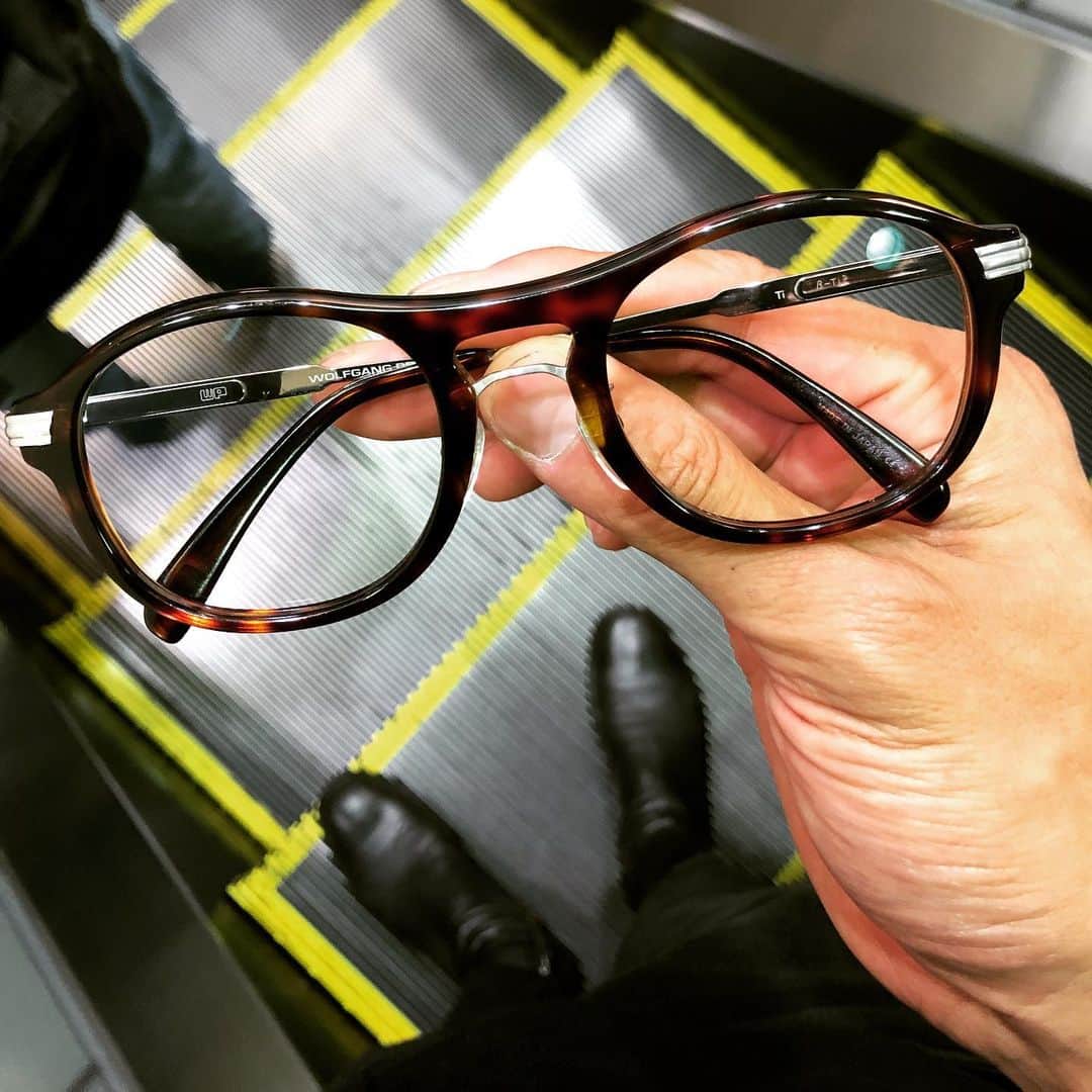 松田悟志さんのインスタグラム写真 - (松田悟志Instagram)「今朝も早い。 そういえば昨日、ずっと愛用してるメガネを修理しました。レンズを交換して、歪みを補正して、ピカピカにしてもらった。 かかる金額的に新しいのを買う選択もできたんだけど、こいつを大切に使い続けるほうを選びました。 僕の持ち物はそういうのが多いかも。 では、行って来ます😎」6月21日 6時51分 - matsuda_satoshi1216