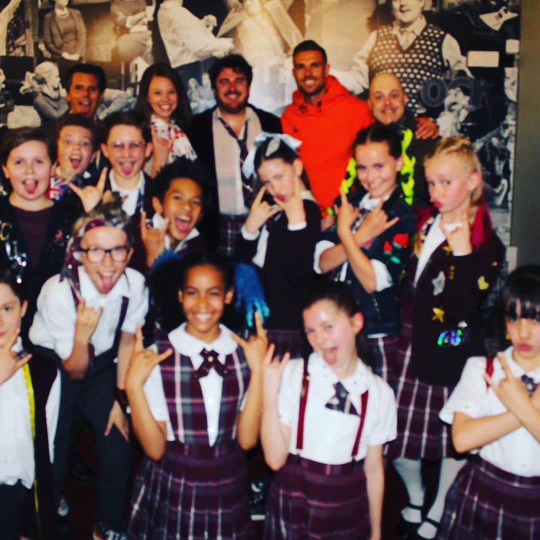 ジョーダン・ヘンダーソンさんのインスタグラム写真 - (ジョーダン・ヘンダーソンInstagram)「Really enjoyed the show and it was great to meet some of the cast after! 🎸 #schoolofrock」6月21日 6時54分 - jhenderson