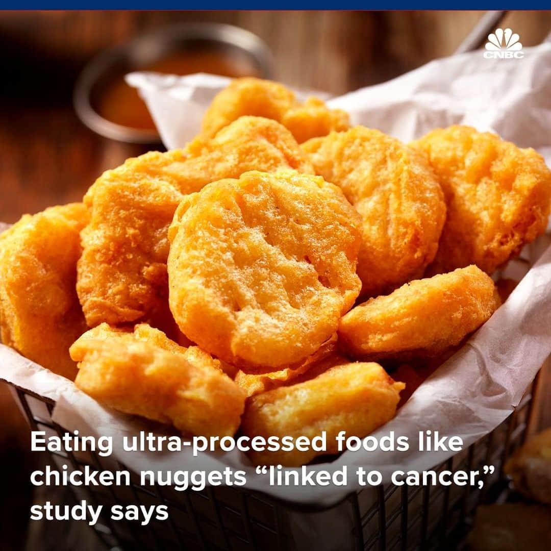 CNBCさんのインスタグラム写真 - (CNBCInstagram)「Consuming more highly processed foods proportionately increases the risk of cancer, a study has suggested.⠀﻿ ⠀﻿ The kinds of "ultra-processed" foods associated with the increased risk of the disease included cakes, chicken nuggets, mass-produced bread, fizzy drinks, confectionery and processed meat.⠀﻿ ⠀﻿ Generally these foods contain long lists of additives, flavorings and preservatives as well as high levels of sugar, fat and salt.⠀﻿ ⠀﻿ Details at the link in bio. ⠀﻿ *⠀﻿ *⠀﻿ *⠀﻿ *⠀﻿ *⠀﻿ *⠀﻿ *⠀﻿ #nutrition #wellness #eatclean #cleaneating #healthyeating #food #healthyfood #diet #healthylifestyle #healthyliving #science #study #cnbc」6月21日 7時00分 - cnbc