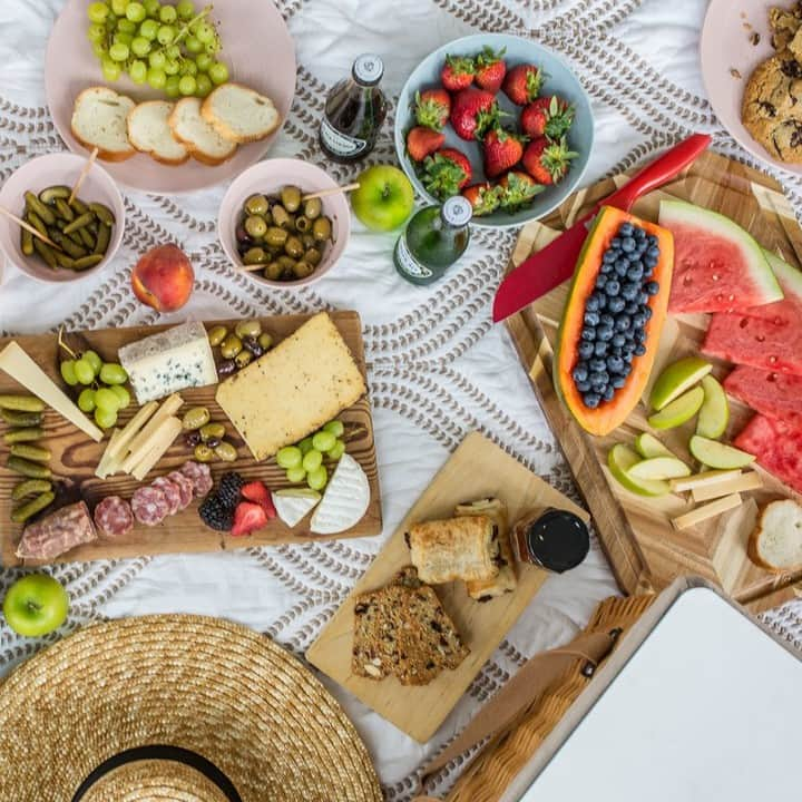 マーサ・スチュワートさんのインスタグラム写真 - (マーサ・スチュワートInstagram)「Who's ready for picnic season? Andrea of @charlestonshopcurator added pops of color to her outdoor spread with fresh fruit and Martha's pastel dinnerware. Visit the link in bio to shop Martha's collection of outdoor entertaining essentials created for @macys. 📷: @marybethcreates」6月21日 7時01分 - marthastewart