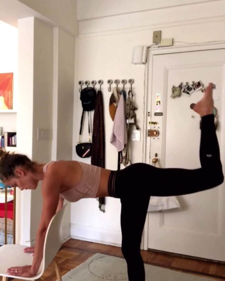 ニーナ・アグダルのインスタグラム：「9 moves but one mission ☝️ To break a sweat and get my random anxiety out. ✅ wearing @aloyoga 💪 song: ferdinand weber, sun @theagdalmethod #TheAgdalMethod」
