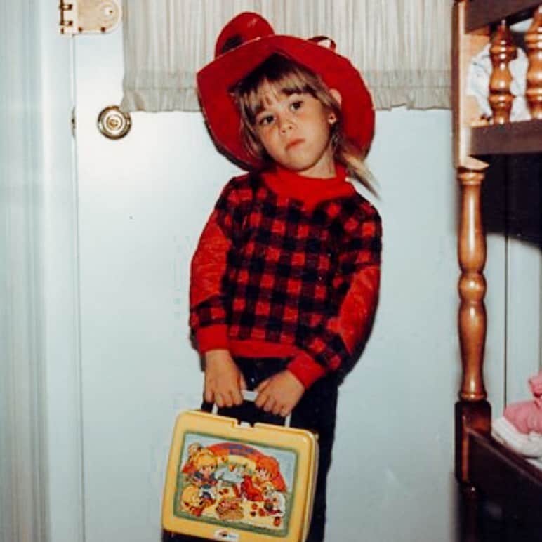 タラ・リピンスキーさんのインスタグラム写真 - (タラ・リピンスキーInstagram)「Felt cute. So glad I didn’t delete. #TBT I’m kinda into my lumberjack shirt and I’m certainly into my Rainbow Bright lunchbox but that hat....🤷🏼‍♀️ This is bringing me back to the days of Teddy Ruxpin, Rainbow Brite, Jem and My Little Pony. All you 80’s babies, comment about our other favorite 80’s things! #80’sbaby #the80’s」6月21日 7時05分 - taralipinski