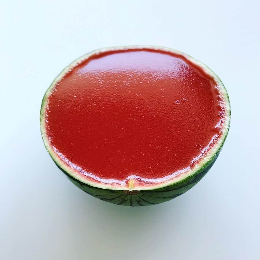 福田里香さんのインスタグラム写真 - (福田里香Instagram)「湿気お見舞い申し上げます。 本日の試作は、🍉すいかゼリー。 これで２人分かな。 • 果汁を丁寧に漉して 皮に戻してかためた夏の冷菓。 🍉すいかゼリーを切り分けるのは この夏最高のエンターテイメントだ。 自家製の黒蜜を添えて。 KIT @kit_sankakuha で購入した 辻和美さんの器で。 @factory_zoomer • #watermelon #summerdessert #watermelonjelly」6月21日 7時07分 - riccafukuda