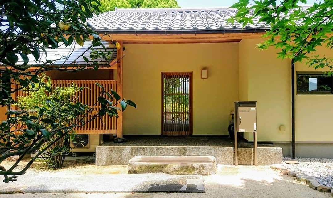 有限会社わさだ工務店さんのインスタグラム写真 - (有限会社わさだ工務店Instagram)「川南の家。 玄関は木製格子の1枚戸です。 #注文住宅 #インテリア #マイホーム #新築 #家 #暮らし #住宅 #自然素材 #建築 #住まい #木の家 #デザイン #施工事例 #一戸建て #設計 #ライフスタイル #自由設計 #家づくり #ハウスメーカー #木造住宅 #工務店 #大分工務店 #暖かい家 #涼しい家 #わさだ工務店 #玄関 #引戸 #木製建具 #平屋 #湯布院」6月21日 7時09分 - wasada_komuten