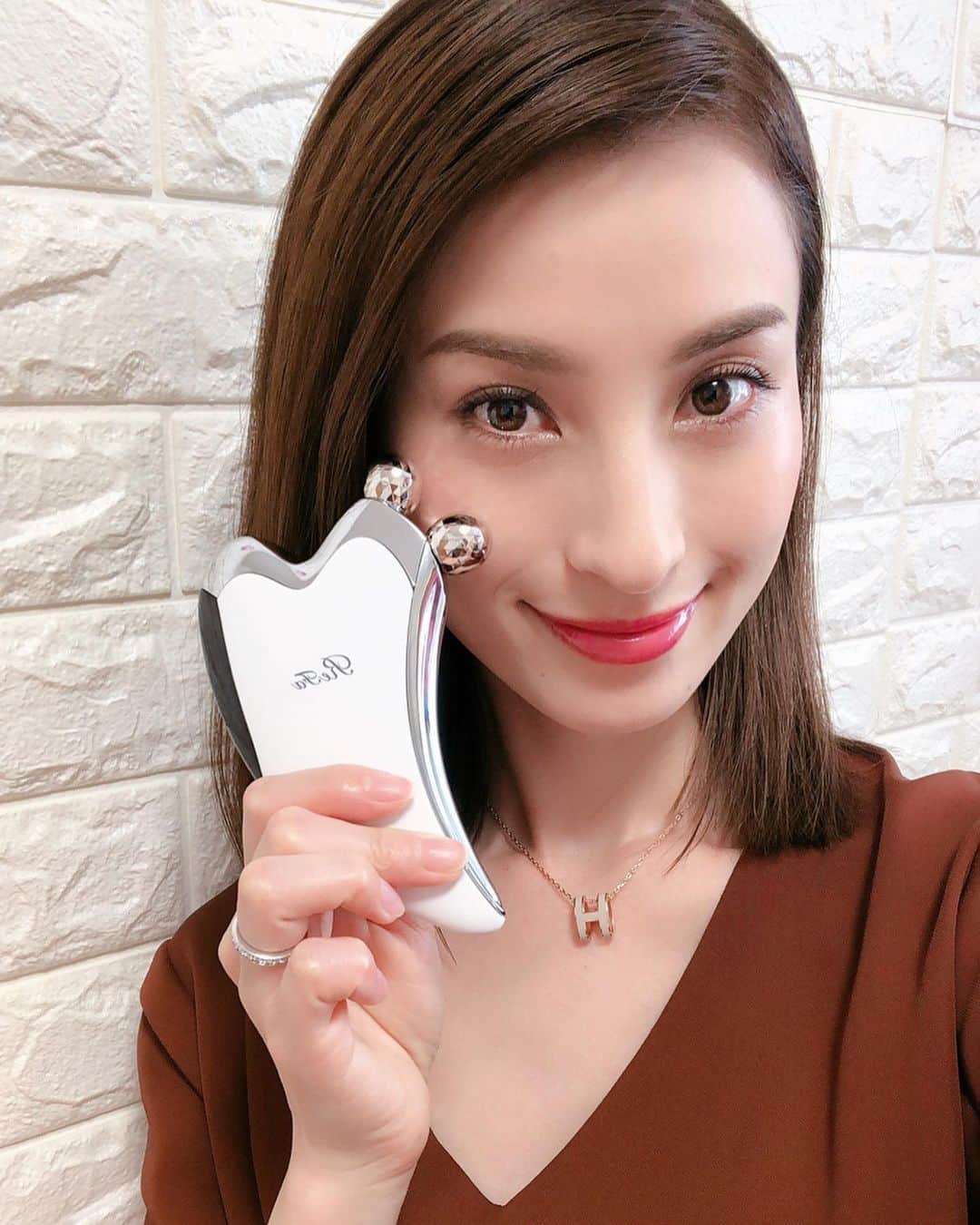 のインスタグラム：「💆‍♀️💓 ・ #refa には長年お世話になって いますが。。。🙏✨ ・ コレ本当もう手放せない😳❣️ 小顔効果は勿論のこと✨ 血流が良くなり筋膜まで ほぐされて、お顔の 色合いもup👏顔周りの 血流を良くしてあげる事で 頭や首筋、肩までスッキリして とってもハマってます🤤💓 ・ 夜、娘を寝かせてから😴 のんびりドラマ観ながら← お顔コロコロ💆‍♀️💫するのが 最高に至福の #自分時間 🥳💚 ・ #リファカッサ #リファ #美容 #美容グッズ #美顔ローラー #小顔効果 #むくみ撃退 #refa #refacaxa #beautygoods #beautycare #beauty #skincare」