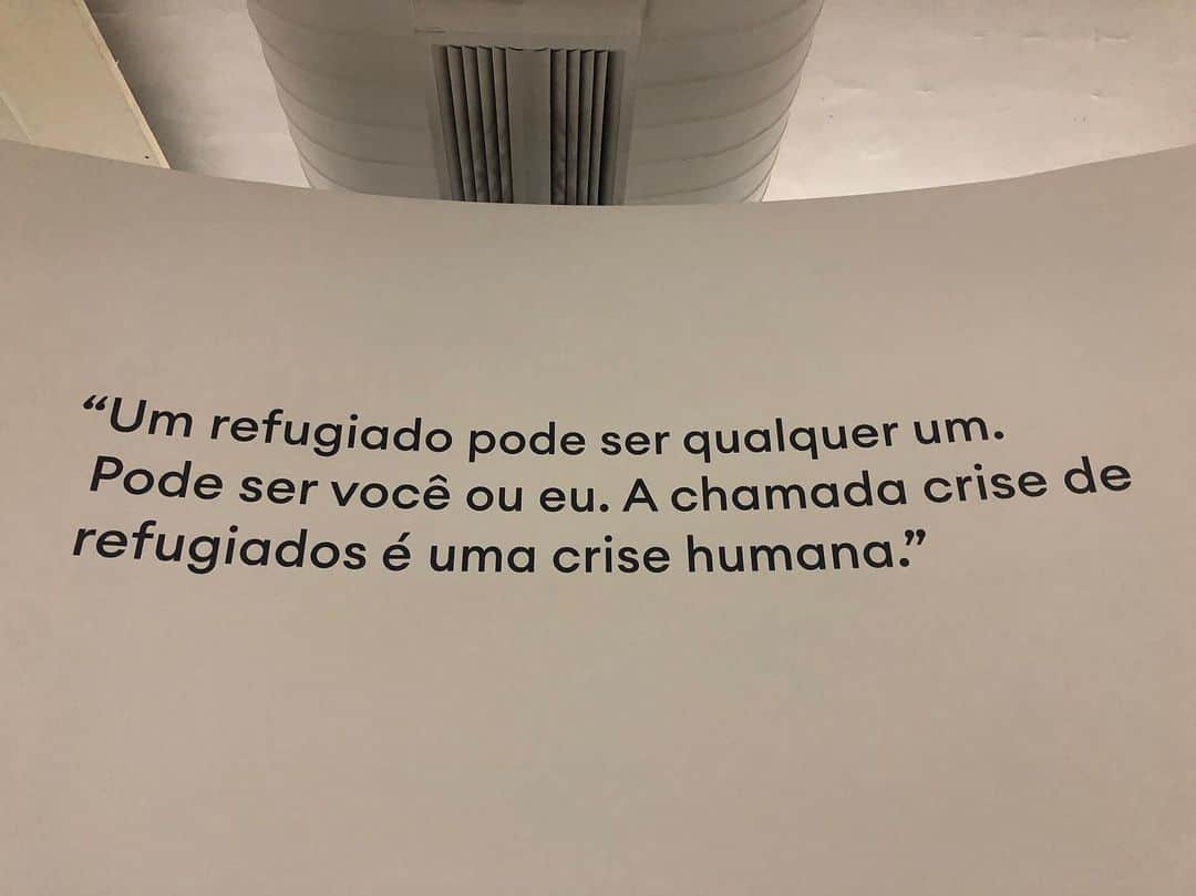 Alice Wegmannのインスタグラム：「hoje é Dia Mundial dos Refugiados. essa gente que é a gente, a qualquer hora ou qualquer dia, dentro das tantas circunstâncias que talvez ninguém prevê. é gente que sente saudade do gosto da fruta que comia na árvore perto da casa, ou do cheiro do pão do vizinho no lanche da tarde, ou da cor do mar ou do mato que dava pra ver da janela. gente que não tem outra opção a não ser seguir em frente. todo o meu amor e respeito, e parabéns pelo trabalho bonito por aqui @ikmr_brasil e @acnurbrasil 🌻♥️🥊」