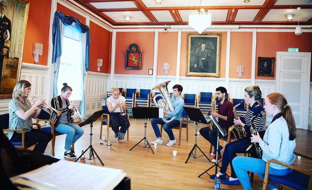 ティーネ・ティング・ヘルセットのインスタグラム：「Only a few days left!! A new edition of @risorung - a truly unique course for outstanding young wind players! Some photos from last summer shows a little bit of all the fun we had 😎🎺☀️🤩 The incredible @amydickson joined me as a teacher and mentor last time 🎷 This year it’s @julian__bliss! @risorkammermusikkfest (📸 @livovland ) PS: follow @risorung !!!!」