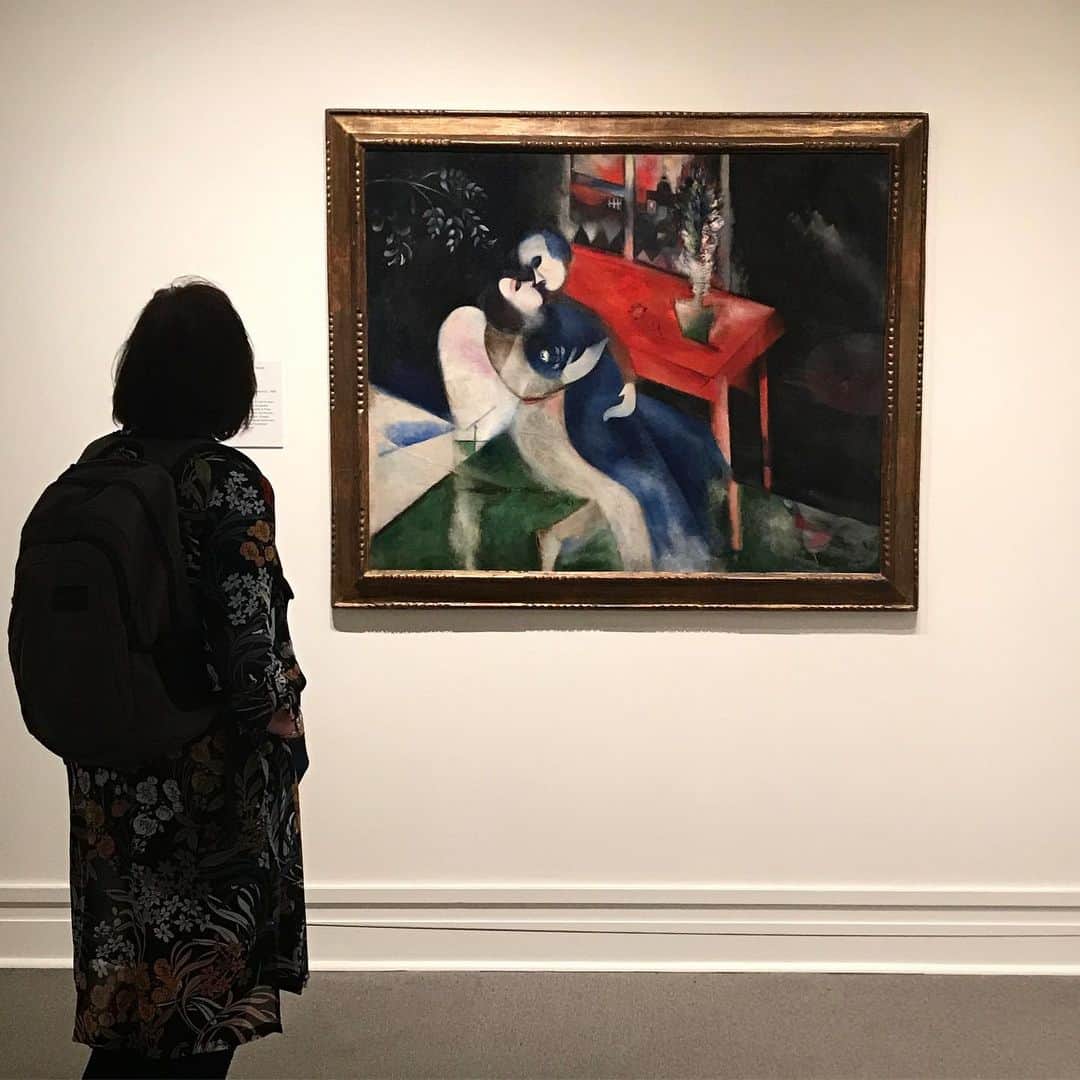 メトロポリタン美術館さんのインスタグラム写真 - (メトロポリタン美術館Instagram)「“The Lovers” returns. Earlier this week, we covered Marc Chagall’s “The Lovers” to consider what would be lost from The Met’s walls without the contributions of refugee artists. Today, as #WorldRefugeeDay comes to an end, we un-shroud the painting—but we don’t forget Chagall’s contributions or those of so many other refugees. 🙏 Thank you for joining us all week alongside @theirc to highlight works of art made by refugees.」6月21日 7時31分 - metmuseum