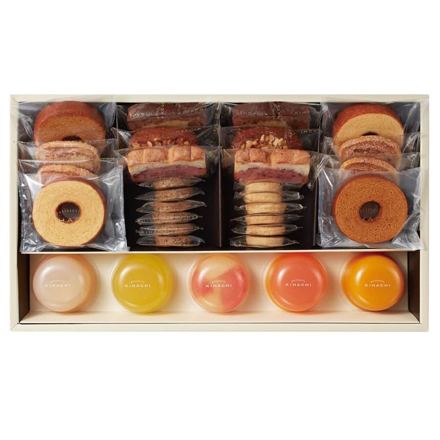 KIHACHI公式Instagramさんのインスタグラム写真 - (KIHACHI公式InstagramInstagram)「お中元にぴったり！ . パティスリー キハチ のシーズナルギフト。 . 新作の華やかなケークフランボワーズ、冷やしても美味しいケークショコラ、ナッツのマドレーヌの3種類と定番人気の焼菓子と、デザートゼリーの季節限定の詰合せです。 大切な方に想いを伝える贈り物にぴったりです。 . キハチオンラインショップ（ https://shop.kihachi.jp/ ）では、1配送につき3,240円以上で送料無料です！. （※楽天、Amazon、Yahoo!ショッピングを除きます） . . 詳細はプロフィールのリンクからブランドサイトをご覧ください。 店舗によって取扱い商品が異なります。また、一部取扱いのない店舗がございます。詳しくは各店舗にお問い合わせください。 . . #キハチ #パティスリーキハチ #御中元 #お中元 #サマーギフト #デザートゼリー #焼菓子詰合せ #KIHACHI #patisseriekihachi」6月21日 7時42分 - kihachi_official