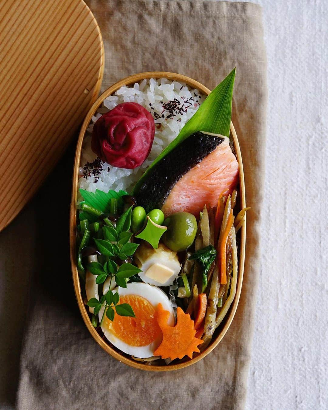Ryoko Yunokiのインスタグラム：「+ + + Grilled salted salmon bento/焼き塩鮭弁当 . *rice and umeboshi *grilled salted salmon *kimpira burdock and carrot *stir-fried spinach and mushroom *hard-boiled egg *green olive *chikuwa and cheese . ＊ご飯と梅干し ＊焼き塩鮭 ＊野菜の金平 ＊法蓮草とシメジの炒め物 ＊ゆで卵 ＊グリーンオリーブ ＊竹輪チーズ . . I like to add mitsuba leaves to kimpira veggies as a kick. + + + #bento #お弁当 #丸の内弁当 #f52grams #曲げわっぱ #大館曲げわっぱ」