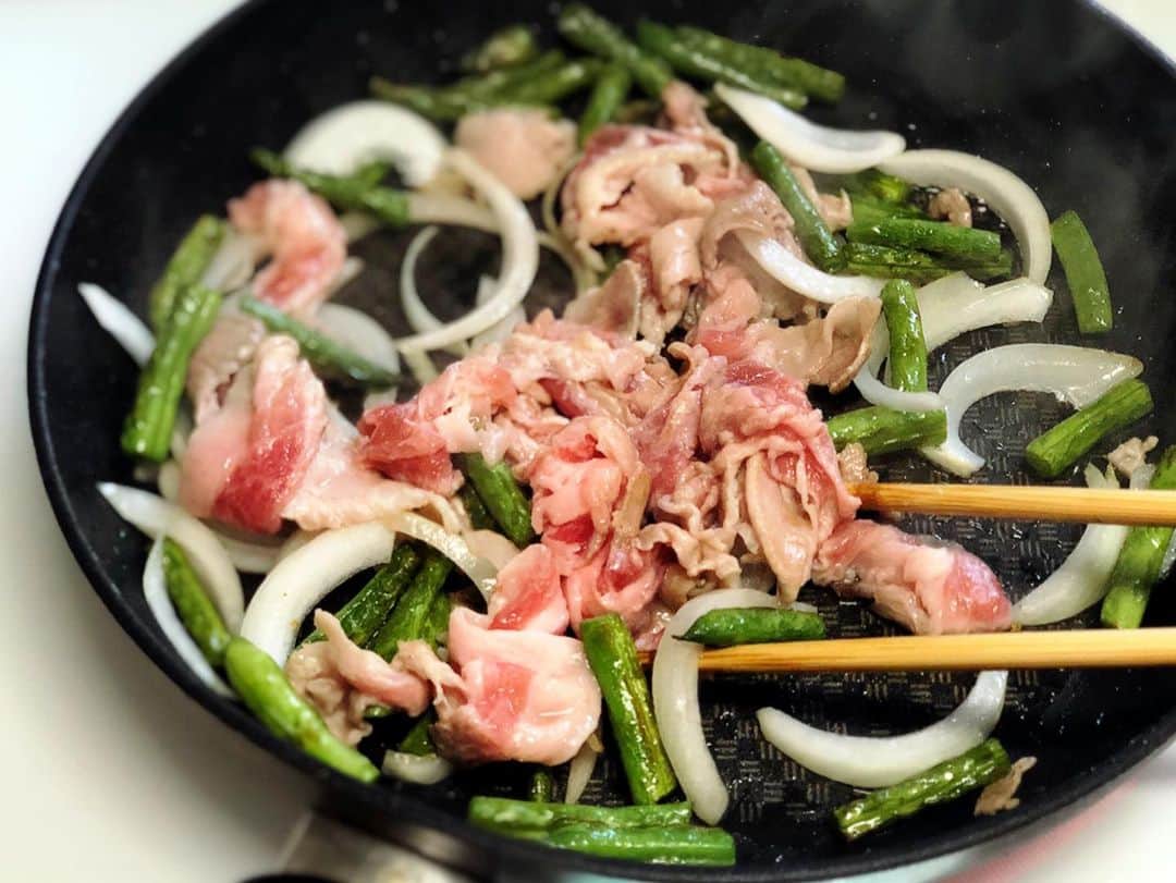 Mizuki【料理ブロガー・簡単レシピ】さんのインスタグラム写真 - (Mizuki【料理ブロガー・簡単レシピ】Instagram)「・ ♡フライパンde超簡単♡ 豚肉といんげんのオイスター炒め ・ おはようございます(*^^*) 今朝のブログでは ごはんがすすむ炒め物 #豚肉といんげんのオイスター炒め を ご紹介させていただきました♡ いんげんは下茹で要らずで超簡単！ フライパンひとつで ささっと作れますよ〜(*´艸`) よかったらお試し下さいね♩ ・ ・  #ブログ更新しました ・ ・  ブログ(レシピ)はホームのリンクよりご覧下さい↓ @mizuki_31cafe 【Mizuki公式ラインブログ】 https://lineblog.me/mizuki_official/ ・ ・ #豚こま#炒め物 #Mizuki#奇跡のキッチン#簡単#時短#節約#料理#レシピ#フーディーテーブル#ブログ#LINEブログ#おうちごはん#おうちカフェ#デリスタグラマー#料理好きな人と繋がりたい#料理ブロガー#おうちごはんlover #foodpic#food#follow#cooking#recipe#lin_stagrammer」6月21日 7時38分 - mizuki_31cafe