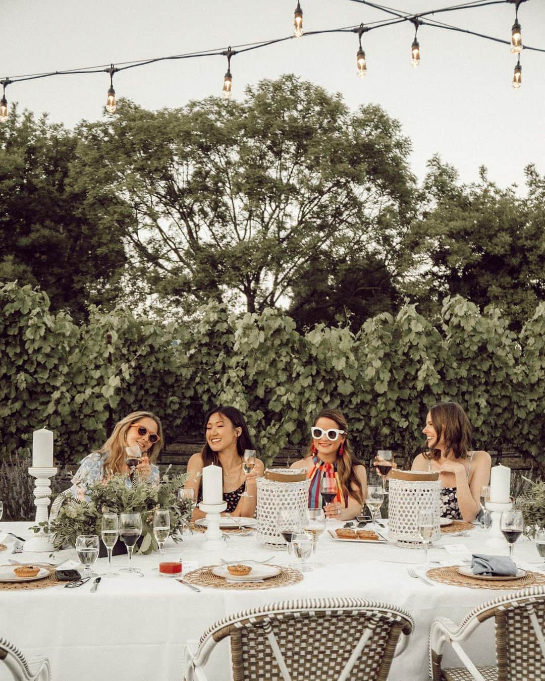 W E Y L I Eのインスタグラム：「First dinner with @serenaandlily here in Napa Valley @hotelvillagio! Feeling very grown up learning all about wine and how it’s made 🍷 Also, can we appreciate this beautiful table set up?! I’m feeling so inspired to host summer parties now! @visitnapavalley  #visitnapavalley #serenaandlily #estateyountville」