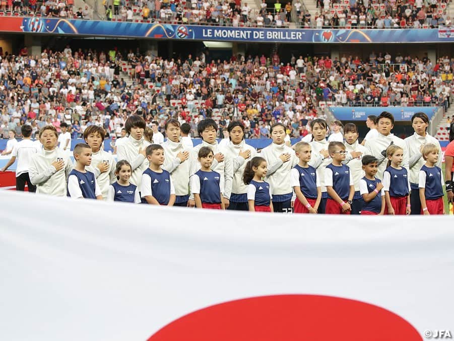 日本サッカー協会さんのインスタグラム写真 - (日本サッカー協会Instagram)「📸MATCH PHOTO ・ 6/19(水)、なでしこジャパンはFIFA女子ワールドカップフランス2019グループステージ第3戦でイングランドと戦いました。 ・ キックオフはフランス時間で21時。澄み渡ったニースの空に見守られ、首位突破をかけた一戦がキックオフしました。 ・ FIFA女子ワールドカップフランス2019 📅6/20 日本時間4:00キックオフ 📍Stade de Nice #なでしこジャパン 🇯🇵 0-2🏴󠁧󠁢󠁥󠁮󠁧󠁿イングランド ・ ✍️JFA.jpでは、活動レポートを掲載中！ ・ ＜FIFA女子ワールドカップフランス2019＞ なでしこジャパン🇯🇵試合日程  6/10 25:00｜0-0アルゼンチン🇦🇷 6/14 22:00｜2-1 スコットランド🏴󠁧󠁢󠁳󠁣󠁴󠁿 6/20 04:00｜0-2イングランド🏴󠁧󠁢󠁥󠁮󠁧󠁿 6/26 04:00｜vsオランダ🇳🇱 📺フジテレビ系列、NHK BS、J SPORTSで生中継！ ・ #nadeshiko #世界のなでしこ #なでしこジャパン#FIFAWWC」6月21日 7時45分 - japanfootballassociation