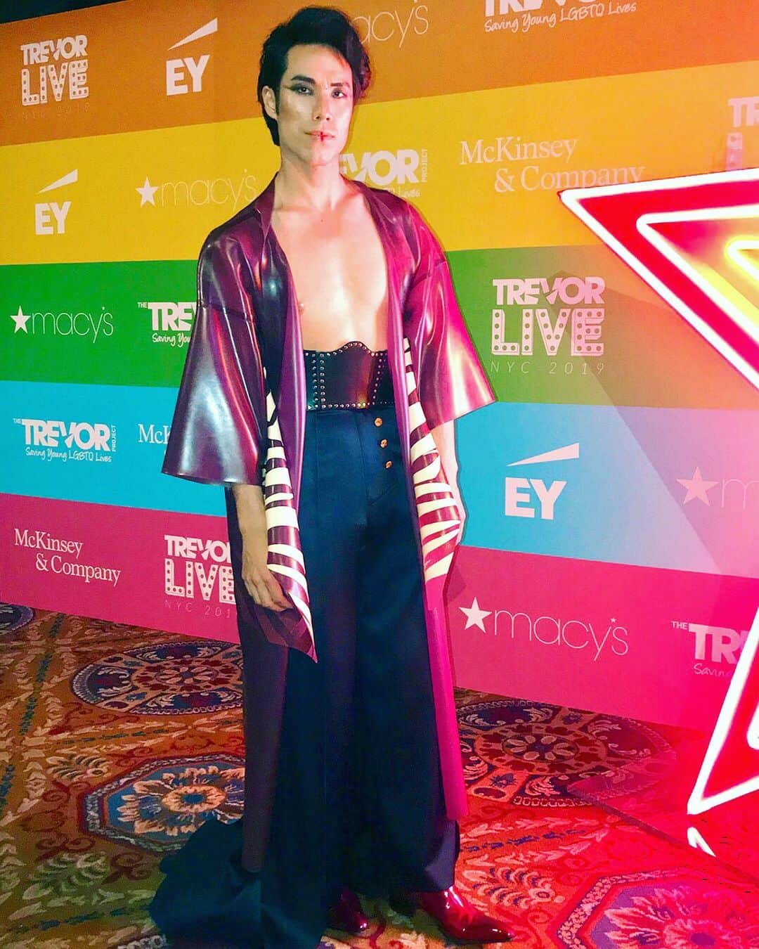 ユージン・リー・ヤンさんのインスタグラム写真 - (ユージン・リー・ヤンInstagram)「The library is latex. 👘 #TrevorLIVE  Styling: @lisajarvis_stylist  Kimono: @tableaux_vivants @adamgkrueger  Pants: @ezieny_official  Corset: @zanabayne  Shoes: @jefferywest_usa」6月21日 7時51分 - eugeneleeyang