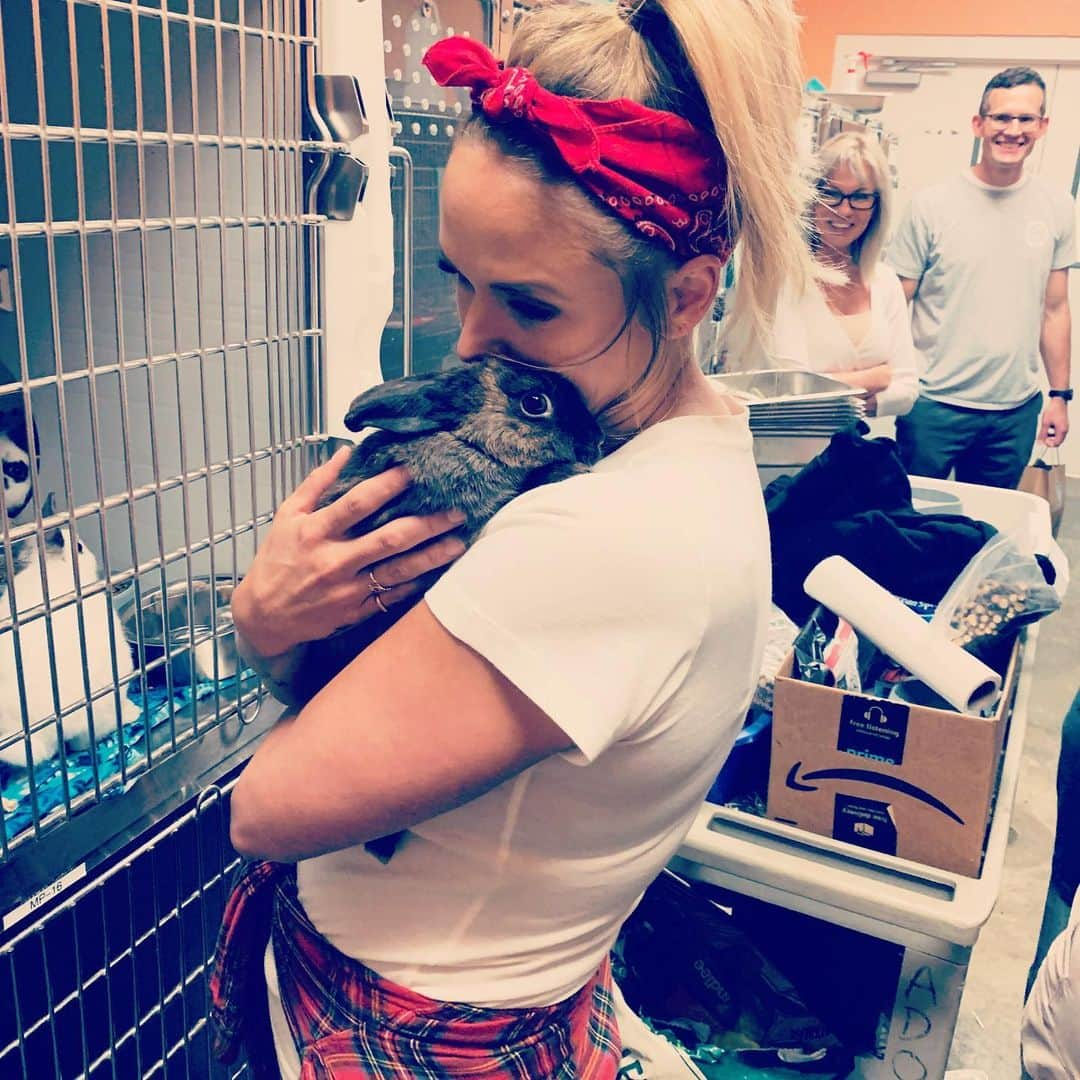 ミランダ・ランバートさんのインスタグラム写真 - (ミランダ・ランバートInstagram)「Somebunny has two new best furever friends! Frida and Selena! 💗🐰🐰Thank you @nashanimalcare for rescuing all these bunnies. Glad I could take two off of your hands! There are so many more y’all. Go visit MACC! #furmom #21&counting #oops #dontforgetloveashelterpet #muttsofallkinds」6月21日 7時52分 - mirandalambert