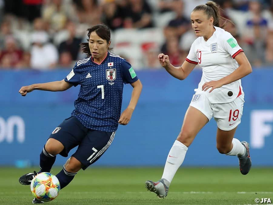 日本サッカー協会さんのインスタグラム写真 - (日本サッカー協会Instagram)「📸MATCH PHOTO ・ 勝って首位突破を狙いたい日本は、守備陣はスコットランド戦から変わらず、ボランチに普段右サイドでプレーする#中島依美 選手を配置、#杉田妃和 選手と中盤を支えます。サイドに#遠藤純 選手と#小林里歌子 選手を起用し、#岩渕真奈 選手と#横山久美 選手のツートップと攻撃的な布陣で臨みます。 ・ 慎重に試合を進めるイングランドに対してアグレッシブな守備で押し込んでいた日本ですが、14分、ビルドアップがずれて相手に拾われると、杉田選手が体をぶつけるも出されたスルーパスがセンターバック2人の間を通り、これに抜け出した18番ホワイト選手に決められて先制を許します。 ・ FIFA女子ワールドカップフランス2019 📅6/20 日本時間4:00キックオフ 📍Stade de Nice #なでしこジャパン 🇯🇵 0-2🏴󠁧󠁢󠁥󠁮󠁧󠁿イングランド ・ ✍️JFA.jpでは、活動レポートを掲載中！ ・ ＜FIFA女子ワールドカップフランス2019＞ なでしこジャパン🇯🇵試合日程  6/10 25:00｜0-0アルゼンチン🇦🇷 6/14 22:00｜2-1 スコットランド🏴󠁧󠁢󠁳󠁣󠁴󠁿 6/20 04:00｜0-2イングランド🏴󠁧󠁢󠁥󠁮󠁧󠁿 6/26 04:00｜vsオランダ🇳🇱 📺フジテレビ系列、NHK BS、J SPORTSで生中継！ ・ #nadeshiko #世界のなでしこ #なでしこジャパン#FIFAWWC」6月21日 7時54分 - japanfootballassociation