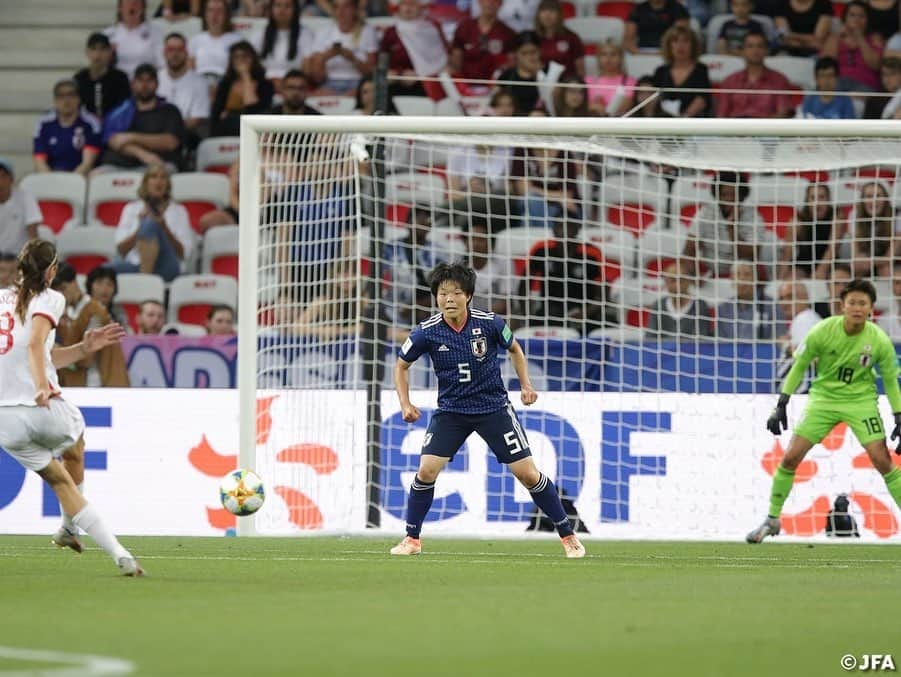 日本サッカー協会さんのインスタグラム写真 - (日本サッカー協会Instagram)「📸MATCH PHOTO ・ 勝って首位突破を狙いたい日本は、守備陣はスコットランド戦から変わらず、ボランチに普段右サイドでプレーする#中島依美 選手を配置、#杉田妃和 選手と中盤を支えます。サイドに#遠藤純 選手と#小林里歌子 選手を起用し、#岩渕真奈 選手と#横山久美 選手のツートップと攻撃的な布陣で臨みます。 ・ 慎重に試合を進めるイングランドに対してアグレッシブな守備で押し込んでいた日本ですが、14分、ビルドアップがずれて相手に拾われると、杉田選手が体をぶつけるも出されたスルーパスがセンターバック2人の間を通り、これに抜け出した18番ホワイト選手に決められて先制を許します。 ・ FIFA女子ワールドカップフランス2019 📅6/20 日本時間4:00キックオフ 📍Stade de Nice #なでしこジャパン 🇯🇵 0-2🏴󠁧󠁢󠁥󠁮󠁧󠁿イングランド ・ ✍️JFA.jpでは、活動レポートを掲載中！ ・ ＜FIFA女子ワールドカップフランス2019＞ なでしこジャパン🇯🇵試合日程  6/10 25:00｜0-0アルゼンチン🇦🇷 6/14 22:00｜2-1 スコットランド🏴󠁧󠁢󠁳󠁣󠁴󠁿 6/20 04:00｜0-2イングランド🏴󠁧󠁢󠁥󠁮󠁧󠁿 6/26 04:00｜vsオランダ🇳🇱 📺フジテレビ系列、NHK BS、J SPORTSで生中継！ ・ #nadeshiko #世界のなでしこ #なでしこジャパン#FIFAWWC」6月21日 7時54分 - japanfootballassociation