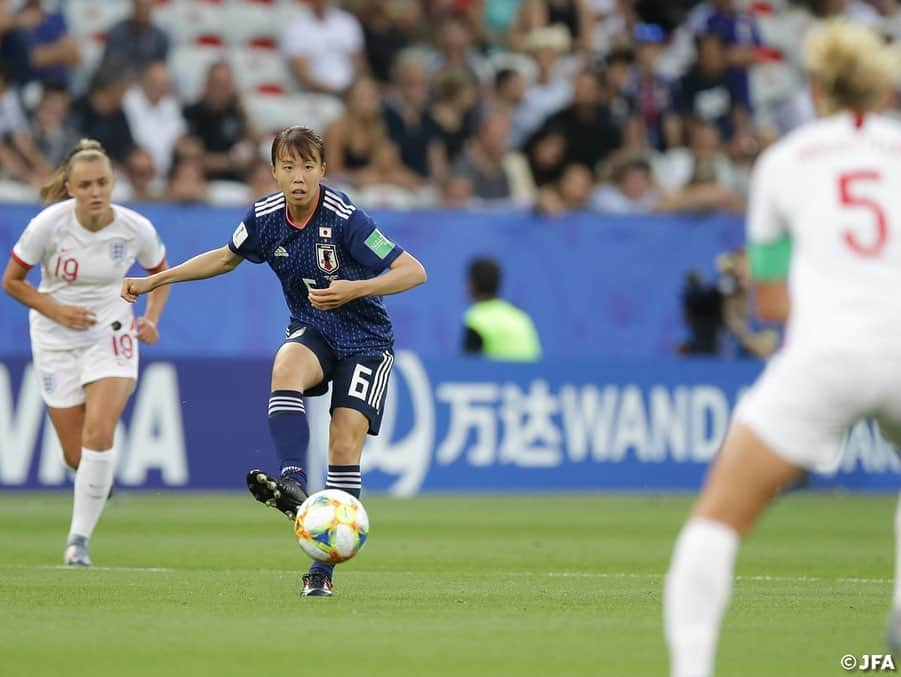 日本サッカー協会さんのインスタグラム写真 - (日本サッカー協会Instagram)「📸MATCH PHOTO ・ 勝って首位突破を狙いたい日本は、守備陣はスコットランド戦から変わらず、ボランチに普段右サイドでプレーする#中島依美 選手を配置、#杉田妃和 選手と中盤を支えます。サイドに#遠藤純 選手と#小林里歌子 選手を起用し、#岩渕真奈 選手と#横山久美 選手のツートップと攻撃的な布陣で臨みます。 ・ 慎重に試合を進めるイングランドに対してアグレッシブな守備で押し込んでいた日本ですが、14分、ビルドアップがずれて相手に拾われると、杉田選手が体をぶつけるも出されたスルーパスがセンターバック2人の間を通り、これに抜け出した18番ホワイト選手に決められて先制を許します。 ・ FIFA女子ワールドカップフランス2019 📅6/20 日本時間4:00キックオフ 📍Stade de Nice #なでしこジャパン 🇯🇵 0-2🏴󠁧󠁢󠁥󠁮󠁧󠁿イングランド ・ ✍️JFA.jpでは、活動レポートを掲載中！ ・ ＜FIFA女子ワールドカップフランス2019＞ なでしこジャパン🇯🇵試合日程  6/10 25:00｜0-0アルゼンチン🇦🇷 6/14 22:00｜2-1 スコットランド🏴󠁧󠁢󠁳󠁣󠁴󠁿 6/20 04:00｜0-2イングランド🏴󠁧󠁢󠁥󠁮󠁧󠁿 6/26 04:00｜vsオランダ🇳🇱 📺フジテレビ系列、NHK BS、J SPORTSで生中継！ ・ #nadeshiko #世界のなでしこ #なでしこジャパン#FIFAWWC」6月21日 7時54分 - japanfootballassociation