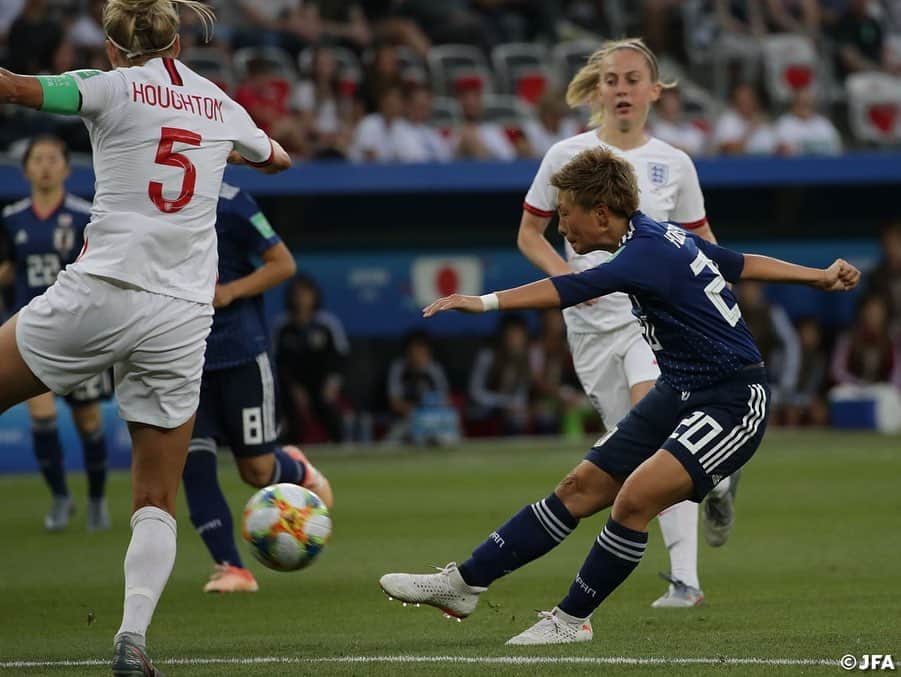 日本サッカー協会さんのインスタグラム写真 - (日本サッカー協会Instagram)「📸MATCH PHOTO ・ 勝って首位突破を狙いたい日本は、守備陣はスコットランド戦から変わらず、ボランチに普段右サイドでプレーする#中島依美 選手を配置、#杉田妃和 選手と中盤を支えます。サイドに#遠藤純 選手と#小林里歌子 選手を起用し、#岩渕真奈 選手と#横山久美 選手のツートップと攻撃的な布陣で臨みます。 ・ 慎重に試合を進めるイングランドに対してアグレッシブな守備で押し込んでいた日本ですが、14分、ビルドアップがずれて相手に拾われると、杉田選手が体をぶつけるも出されたスルーパスがセンターバック2人の間を通り、これに抜け出した18番ホワイト選手に決められて先制を許します。 ・ FIFA女子ワールドカップフランス2019 📅6/20 日本時間4:00キックオフ 📍Stade de Nice #なでしこジャパン 🇯🇵 0-2🏴󠁧󠁢󠁥󠁮󠁧󠁿イングランド ・ ✍️JFA.jpでは、活動レポートを掲載中！ ・ ＜FIFA女子ワールドカップフランス2019＞ なでしこジャパン🇯🇵試合日程  6/10 25:00｜0-0アルゼンチン🇦🇷 6/14 22:00｜2-1 スコットランド🏴󠁧󠁢󠁳󠁣󠁴󠁿 6/20 04:00｜0-2イングランド🏴󠁧󠁢󠁥󠁮󠁧󠁿 6/26 04:00｜vsオランダ🇳🇱 📺フジテレビ系列、NHK BS、J SPORTSで生中継！ ・ #nadeshiko #世界のなでしこ #なでしこジャパン#FIFAWWC」6月21日 7時54分 - japanfootballassociation