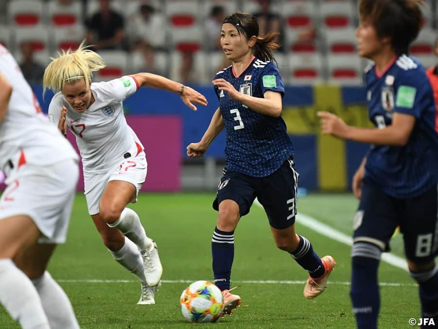 日本サッカー協会さんのインスタグラム写真 - (日本サッカー協会Instagram)「📸MATCH PHOTO ・ 勝って首位突破を狙いたい日本は、守備陣はスコットランド戦から変わらず、ボランチに普段右サイドでプレーする#中島依美 選手を配置、#杉田妃和 選手と中盤を支えます。サイドに#遠藤純 選手と#小林里歌子 選手を起用し、#岩渕真奈 選手と#横山久美 選手のツートップと攻撃的な布陣で臨みます。 ・ 慎重に試合を進めるイングランドに対してアグレッシブな守備で押し込んでいた日本ですが、14分、ビルドアップがずれて相手に拾われると、杉田選手が体をぶつけるも出されたスルーパスがセンターバック2人の間を通り、これに抜け出した18番ホワイト選手に決められて先制を許します。 ・ FIFA女子ワールドカップフランス2019 📅6/20 日本時間4:00キックオフ 📍Stade de Nice #なでしこジャパン 🇯🇵 0-2🏴󠁧󠁢󠁥󠁮󠁧󠁿イングランド ・ ✍️JFA.jpでは、活動レポートを掲載中！ ・ ＜FIFA女子ワールドカップフランス2019＞ なでしこジャパン🇯🇵試合日程  6/10 25:00｜0-0アルゼンチン🇦🇷 6/14 22:00｜2-1 スコットランド🏴󠁧󠁢󠁳󠁣󠁴󠁿 6/20 04:00｜0-2イングランド🏴󠁧󠁢󠁥󠁮󠁧󠁿 6/26 04:00｜vsオランダ🇳🇱 📺フジテレビ系列、NHK BS、J SPORTSで生中継！ ・ #nadeshiko #世界のなでしこ #なでしこジャパン#FIFAWWC」6月21日 7時54分 - japanfootballassociation