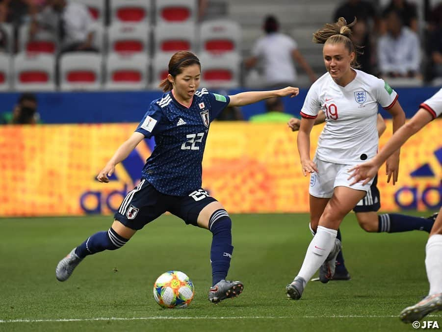 日本サッカー協会さんのインスタグラム写真 - (日本サッカー協会Instagram)「📸MATCH PHOTO ・ 勝って首位突破を狙いたい日本は、守備陣はスコットランド戦から変わらず、ボランチに普段右サイドでプレーする#中島依美 選手を配置、#杉田妃和 選手と中盤を支えます。サイドに#遠藤純 選手と#小林里歌子 選手を起用し、#岩渕真奈 選手と#横山久美 選手のツートップと攻撃的な布陣で臨みます。 ・ 慎重に試合を進めるイングランドに対してアグレッシブな守備で押し込んでいた日本ですが、14分、ビルドアップがずれて相手に拾われると、杉田選手が体をぶつけるも出されたスルーパスがセンターバック2人の間を通り、これに抜け出した18番ホワイト選手に決められて先制を許します。 ・ FIFA女子ワールドカップフランス2019 📅6/20 日本時間4:00キックオフ 📍Stade de Nice #なでしこジャパン 🇯🇵 0-2🏴󠁧󠁢󠁥󠁮󠁧󠁿イングランド ・ ✍️JFA.jpでは、活動レポートを掲載中！ ・ ＜FIFA女子ワールドカップフランス2019＞ なでしこジャパン🇯🇵試合日程  6/10 25:00｜0-0アルゼンチン🇦🇷 6/14 22:00｜2-1 スコットランド🏴󠁧󠁢󠁳󠁣󠁴󠁿 6/20 04:00｜0-2イングランド🏴󠁧󠁢󠁥󠁮󠁧󠁿 6/26 04:00｜vsオランダ🇳🇱 📺フジテレビ系列、NHK BS、J SPORTSで生中継！ ・ #nadeshiko #世界のなでしこ #なでしこジャパン#FIFAWWC」6月21日 7時54分 - japanfootballassociation