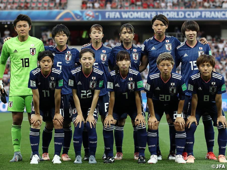 日本サッカー協会さんのインスタグラム写真 - (日本サッカー協会Instagram)「📸MATCH PHOTO ・ 勝って首位突破を狙いたい日本は、守備陣はスコットランド戦から変わらず、ボランチに普段右サイドでプレーする#中島依美 選手を配置、#杉田妃和 選手と中盤を支えます。サイドに#遠藤純 選手と#小林里歌子 選手を起用し、#岩渕真奈 選手と#横山久美 選手のツートップと攻撃的な布陣で臨みます。 ・ 慎重に試合を進めるイングランドに対してアグレッシブな守備で押し込んでいた日本ですが、14分、ビルドアップがずれて相手に拾われると、杉田選手が体をぶつけるも出されたスルーパスがセンターバック2人の間を通り、これに抜け出した18番ホワイト選手に決められて先制を許します。 ・ FIFA女子ワールドカップフランス2019 📅6/20 日本時間4:00キックオフ 📍Stade de Nice #なでしこジャパン 🇯🇵 0-2🏴󠁧󠁢󠁥󠁮󠁧󠁿イングランド ・ ✍️JFA.jpでは、活動レポートを掲載中！ ・ ＜FIFA女子ワールドカップフランス2019＞ なでしこジャパン🇯🇵試合日程  6/10 25:00｜0-0アルゼンチン🇦🇷 6/14 22:00｜2-1 スコットランド🏴󠁧󠁢󠁳󠁣󠁴󠁿 6/20 04:00｜0-2イングランド🏴󠁧󠁢󠁥󠁮󠁧󠁿 6/26 04:00｜vsオランダ🇳🇱 📺フジテレビ系列、NHK BS、J SPORTSで生中継！ ・ #nadeshiko #世界のなでしこ #なでしこジャパン#FIFAWWC」6月21日 7時54分 - japanfootballassociation