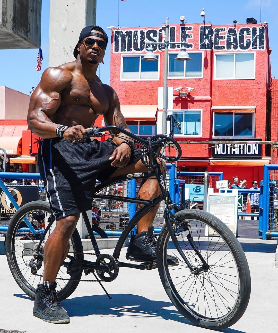 Simeon Pandaさんのインスタグラム写真 - (Simeon PandaInstagram)「GTA Vibes in Venice, CA #tbt  I want to help you train! Visit my YouTube Channel: YouTube.com/simeonpanda for FREE diet tips and training routines, or download programs at SIMEONPANDA.COM⁣  #simeonpanda #gta #venicebeach #musclebeach」6月21日 8時05分 - simeonpanda