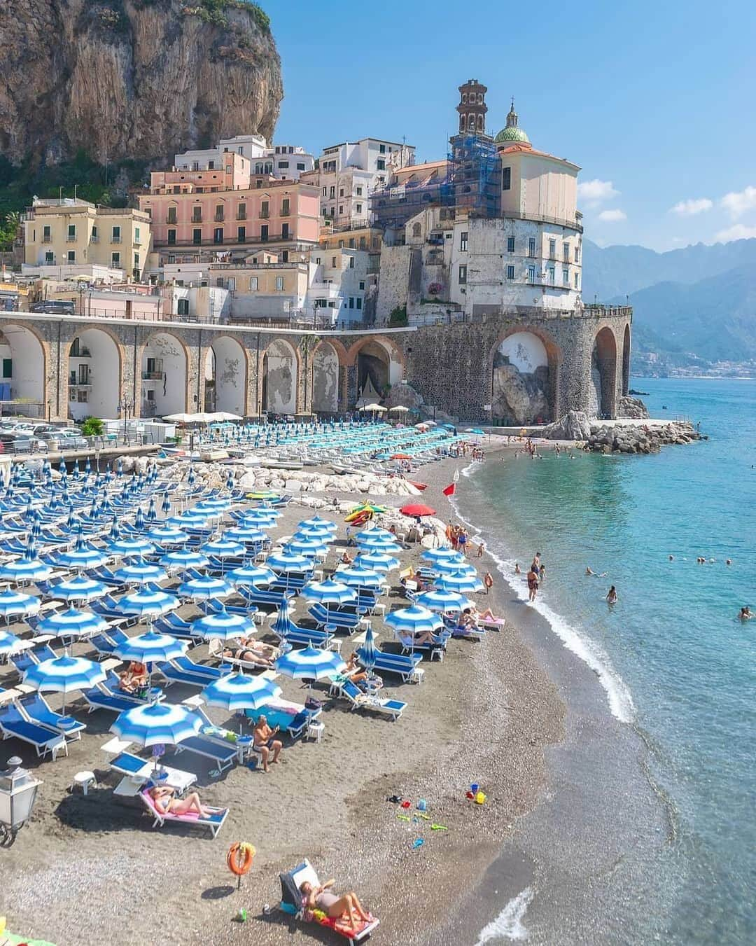 Travel + Leisureさんのインスタグラム写真 - (Travel + LeisureInstagram)「Atrani is just a quick drive away from Amalfi, and boasts some seriously beautiful beach views 🏖️ #tlpicks courtesy of @gennaro_rispoli」6月21日 8時13分 - travelandleisure