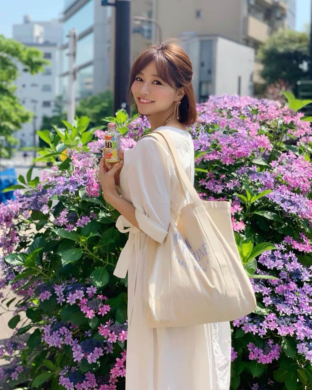 石井里奈さんのインスタグラム写真 - (石井里奈Instagram)「おはよん☺️❤️ . 今朝は出勤前に朝ヨガへ🧘‍♀️✨✨ . 朝早起きして、体動かすのすっごく気持ちいいよね🥺頭も冴える感じ🥺✨ . ヨガした後は吸収率もよくなるので、チョコラBBスパークリングでさらに美容チャージ🧘‍♂️💕 . 新商品のキウイ＆レモン味、すごくすっきりしてて飲みやすくって美味しくて朝飲むのにハマり中☺️💕 . これ飲むと、今日も１日始まった〜✨✨って感じで朝すごくいい始まりを迎えられるのだ🙆☀️🍋 . レモン75個分のビタミンＣや普段取りにくい鉄分などの栄養成分をこれ1本で摂取できるのもとっても嬉しい🤣✨ . 仕事の合間のリフレッシュで飲むのもオススメ💕 . パッケージが可愛いからデスクにおいとくだけで可愛い女子デスクに変身するのだ💄笑 . さてさて今日も1日お仕事がんばろうね❤️ . #チョコラBBスパークリング #エーザイ #チョコラBBスパークリングFiNCアンバサダー #FiNC #FiNCアンバサダー #朝からはじけるスパークリング #キレいはじける #everydaysparkling #ヨガ #朝ヨガ #yoga #ヨガインストラクター #美容 #beauty #morning #朝 #あじさい #朝活 #美容好き #ビタミンＣ #キウイ #レモン #可愛い #パケ買い #ビューティー #お散歩 #happy #smile #girl」6月21日 8時18分 - ri7tin1025